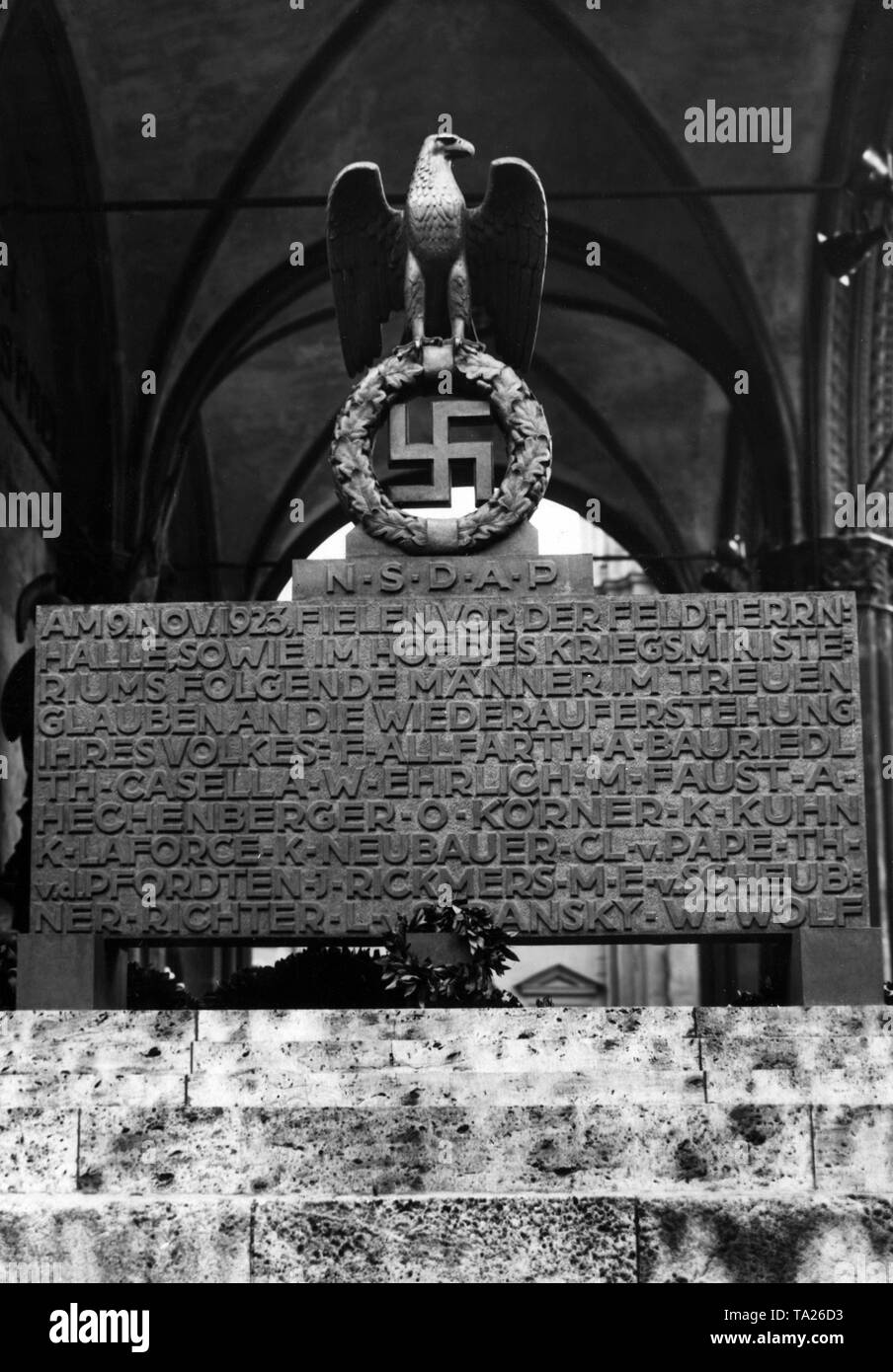 Memorial plaque at the Munich Feldherrnhalle (Odeonsplatz) for the victims of the Beer Hall Putsch in 1923. It reads: 'On the 9th of November, 1923 the following men fell having true faith in the resurgence of their people in front of the Feldherrnhalle, as well as in the court of the Ministry of War: F. Allfarth, A. Bauriedl, Th. Casella, W. Ehrlich, M. Faust, A. Hechenberger, O. Koerner, K. Kuhn, K. Laforce, K. Neubauer, Cl. v. Pape, Th. v. d. Pfordten, J. Rickmers, M. E. v. Scheubner-Richter, L. v. Stransky, W. Wolf.'  Foto: Heinrich Hoffmann Stock Photo