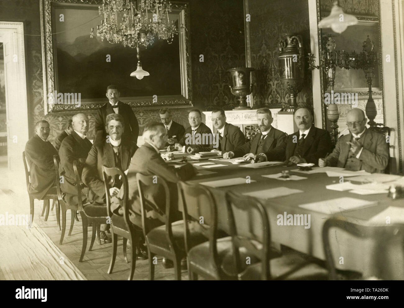 Members of the National Assembly at a meeting in the Reich Chancellery in Weimar. From left: Minister Adolf Neumann-Hofer, Reich Postal Minister General Johannes Giesberts, Reich Economics Minister Rudolf Wissel, Reich Foreign Minister Hermann Mueller, Finance Minister Matthias Erzberger, head of the Reich Chancellery Ludwig Alpers, Prime Minister Gustav Bauer, chief press officer Rauscher, Defense Minister Gustav Noske, Reich Minister of the Treasury Wilhelm Mayer, Labor Minister Alexander Schlicke. Stock Photo