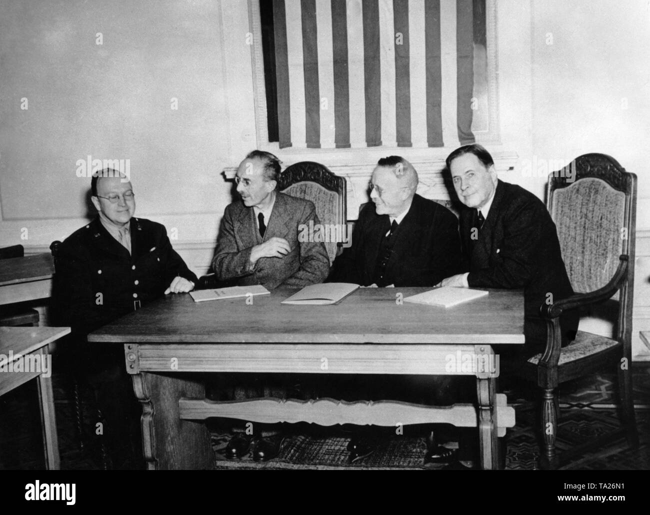 This photograph shows the representatives of the states of the American occupation zone at a meeting with the representatives of the occupying powers. The Landrat was the forerunner of a later German government. From left: Pollock, political adviser to the US military governor, dr. Wilhelm Hoegner, Minister President of Bavaria, Dr. Ing. Reinhold Maier, Minister President of Wuerttemberg Baden and Prof. Dr. med. Karl Geiler, Minister President of Hesse. Stock Photo