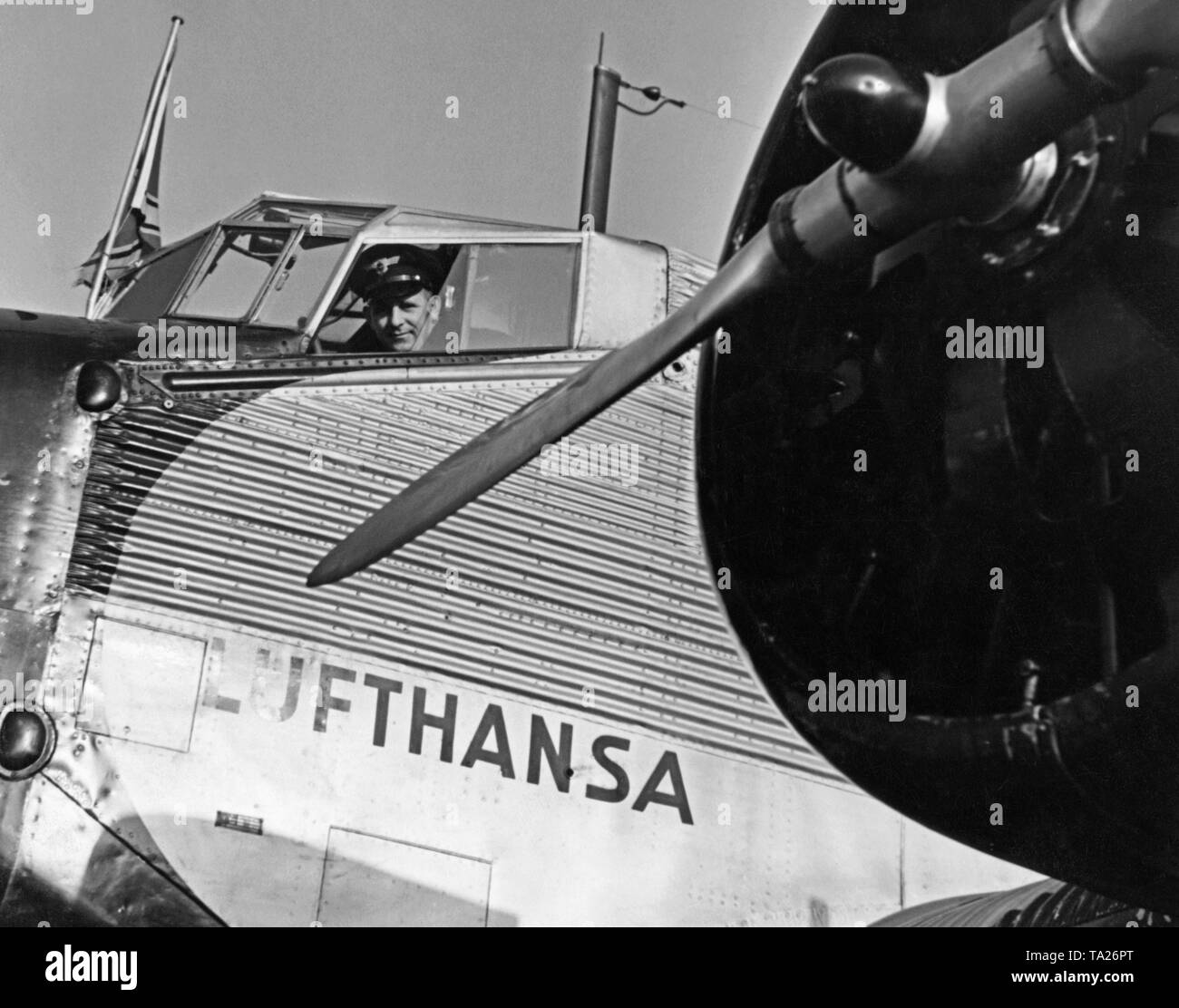 Lufthansa pilot Black and White Stock Photos & Images - Alamy
