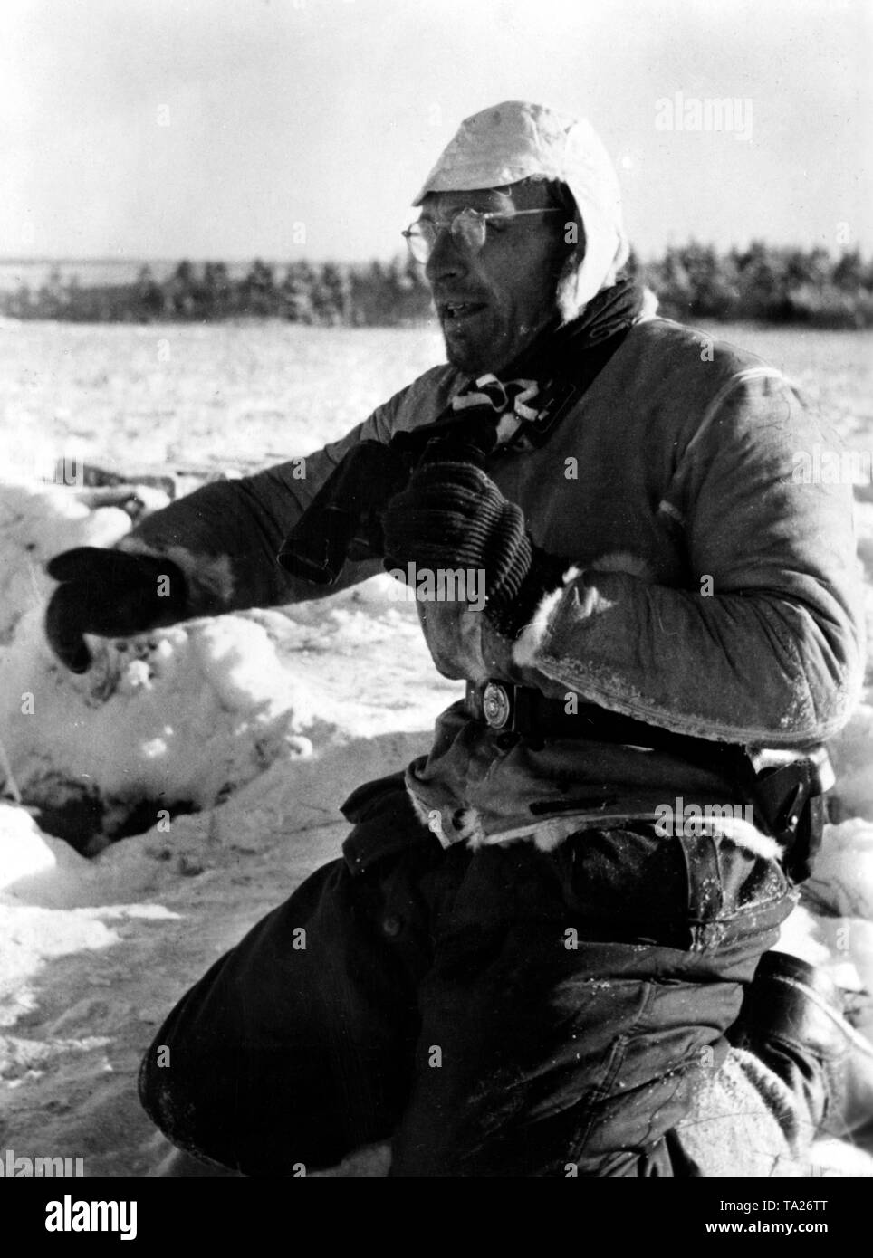 A platoon commander of the Waffen-SS unit kneels in the snow near Toropez. Photo of the Propaganda Company (PK): SS war correspondent Tufts. Stock Photo