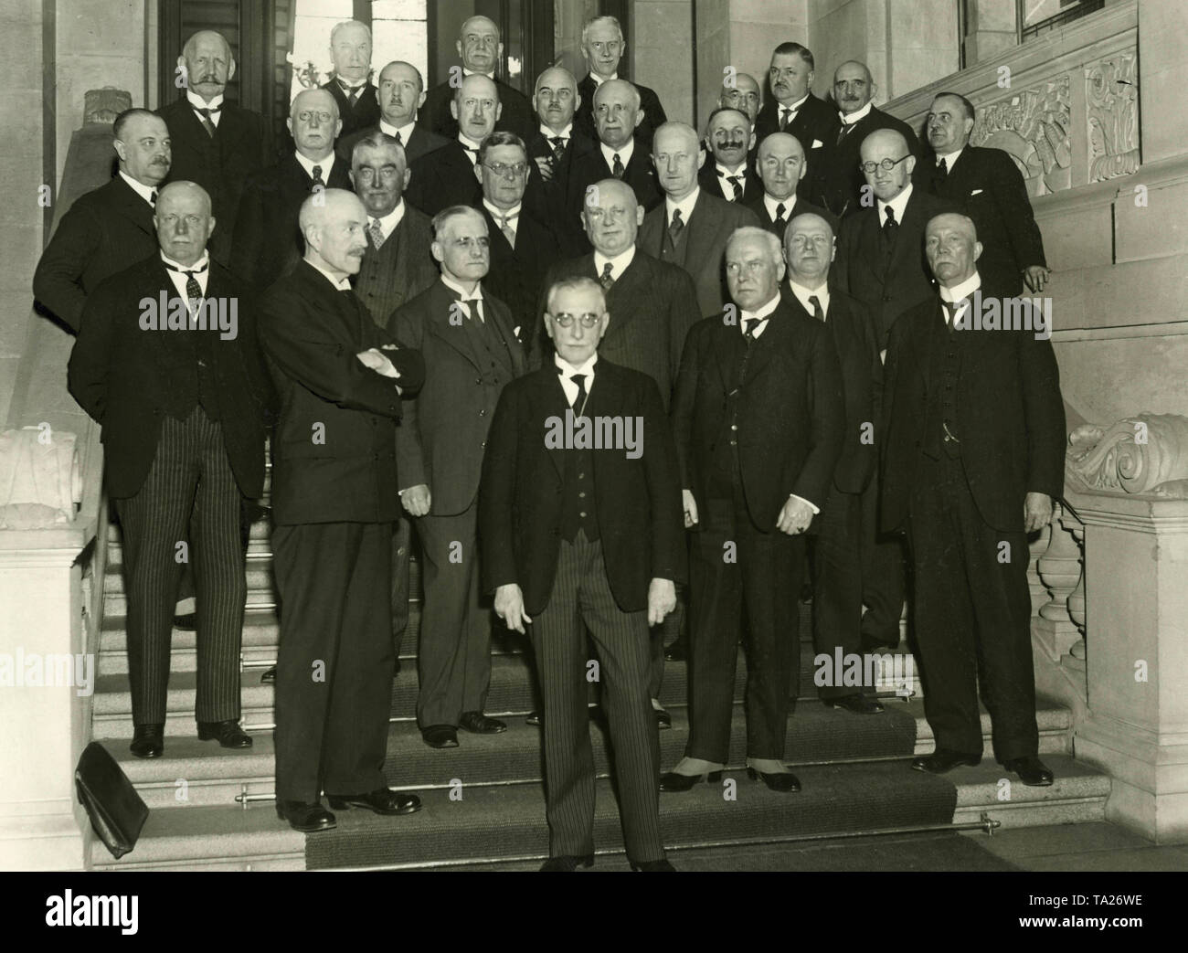 On May 18, the members of the Prussian State Council meet for a final meeting and with the Prussian Enabling Act vote the end of the State Council as a constitutional body.  Among those present: At the forefront in the middle: former Minister Wilhelm Freiherr v. Gayl. First row from below from left: Christian Graf zu Rantzau-Rastorf, city treasurer Dr. Karl Steiniger, Senate President of the Kammergericht, Dr. Johannes Caspari, Councilor Dr. Paul Langemak, Councilor  Windthorst, Robert Count von Keyserlingk-Cammerau, District Administrator and Privy Councilor Kleine. Stock Photo