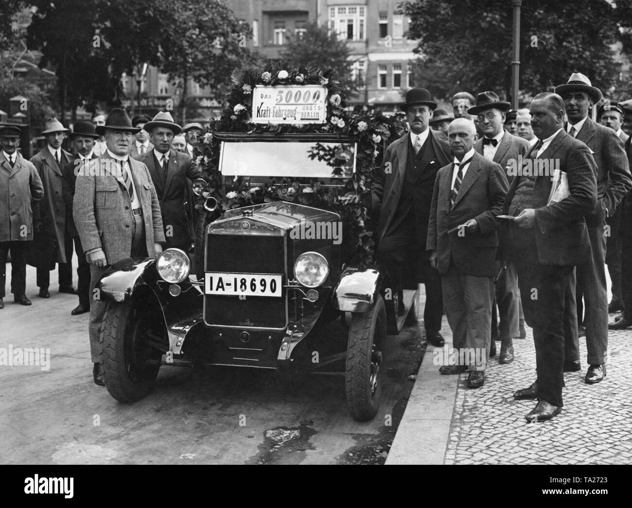 The head of the Berliner Kraftverkehrsamt (Berlin Motor Vehicle Office), Government Councilor Dr. Hey and the Fiat importer and coachbuilder Karl A. Klein with the 50,000th car registered in Berlin, a Fiat. Stock Photo