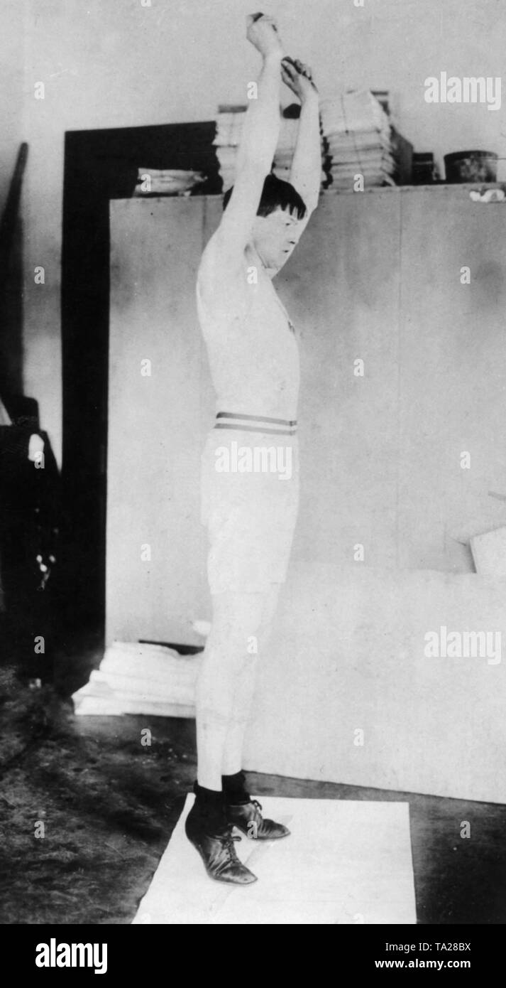 Ray Ewry during training exercises in his hotel room during the olympic games in London, 1908 Stock Photo