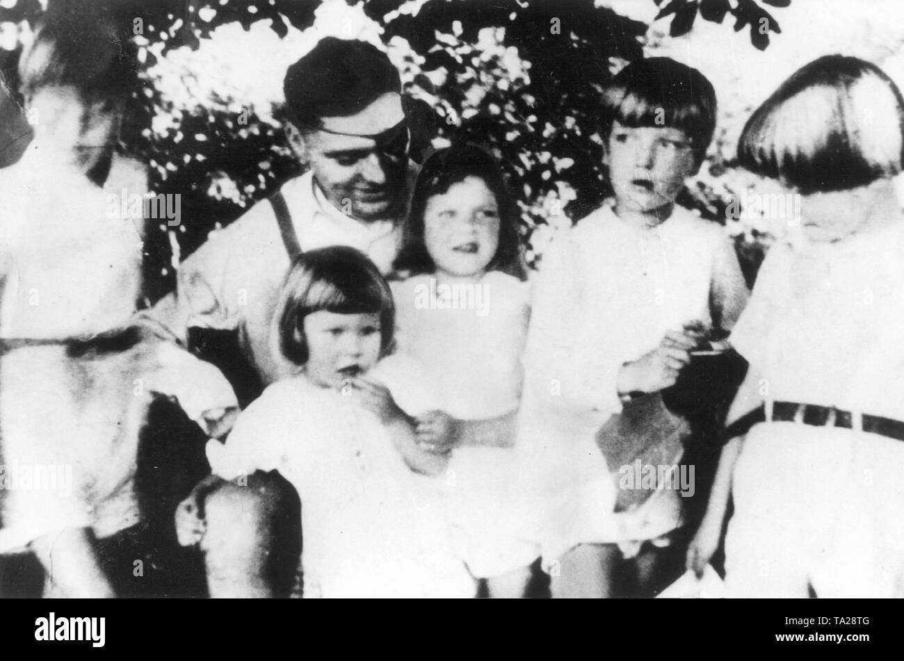 The last family photo shows the wounded Claus Schenk Graf von Stauffenberg with eyepatch during his sick leave in the property of his mother in Lautlingen. From left: son Berthold, son Heimeran, daughter Valeria, niece Elizabeth, nephew Alfred and son Franz Ludwig. Stock Photo