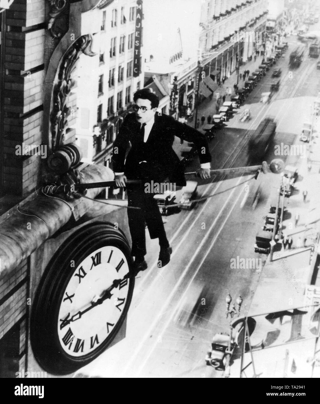 Harold Lloyd in a scene from the Hollywood movie "Safety Last!" directed by  Fred C. Newmeyer and Sam Taylor (USA 1923). (Thames Television Stock Photo  - Alamy
