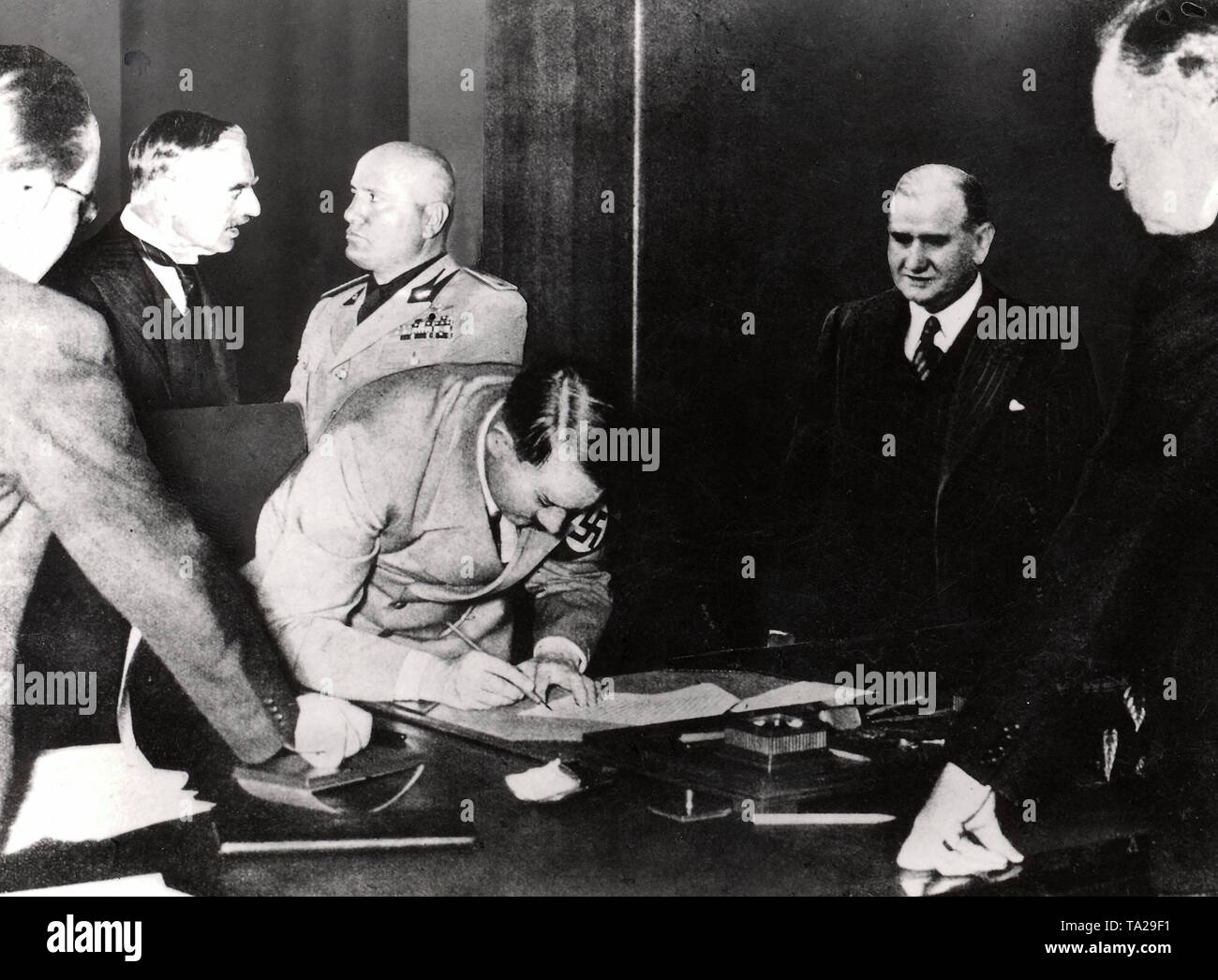 Adolf Hitler signed the agreement on the transfer of the Sudetenland to the German Reich at the end of the Munich Conference. The photo shows: British Prime Minister Neville Chamberlain, Italian Duce Benito Mussolini, Adolf Hitler, French Prime Minister Edouard Daladier and German Foreign Minister Joachim von Ribbentrop. Stock Photo