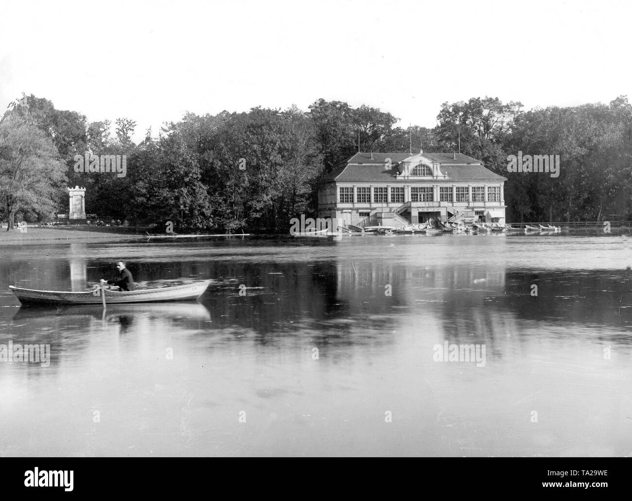 The Kleinhesseloher Lake in the English Garden in Munich with the newly built Seehaus before 1914. Stock Photo