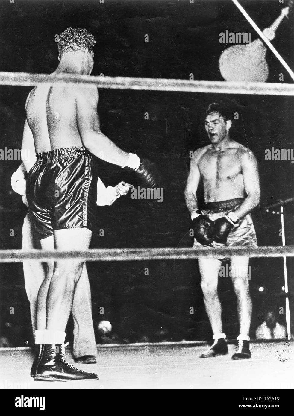 German boxer Max Schmeling (on the right) against the American Joe Louis at the championship match in the Yankee Stadium in New York on June 19. 1936. Scene from the Tobis documentary film 'A German victory' (Ein deutscher Sieg) Stock Photo