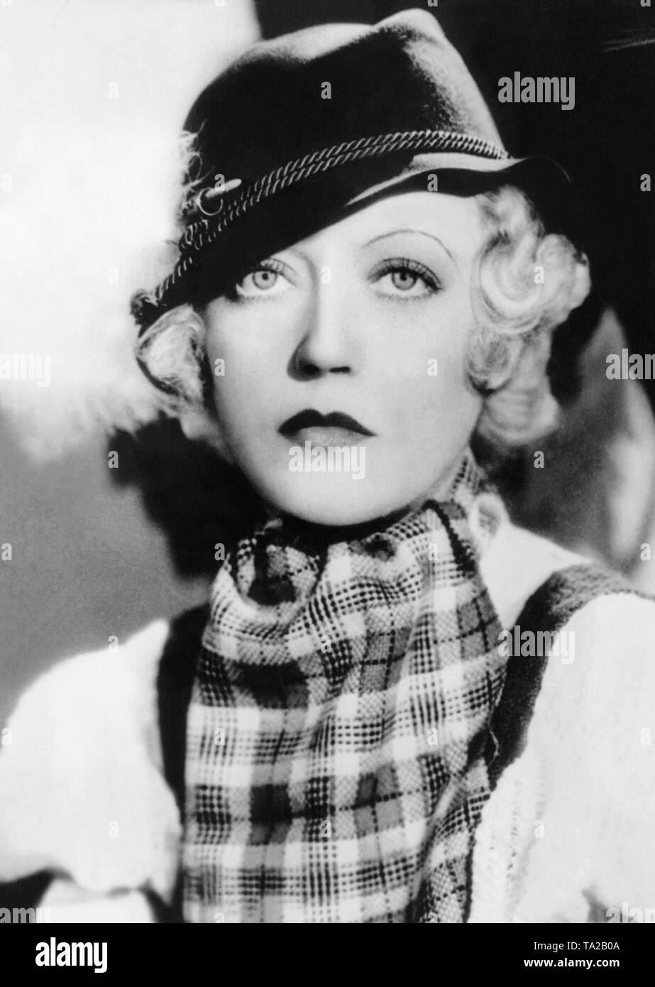 American actress Marion Davies is wearing a casual brown felt hat with a braided corduroy hatband and a white feather. Stock Photo