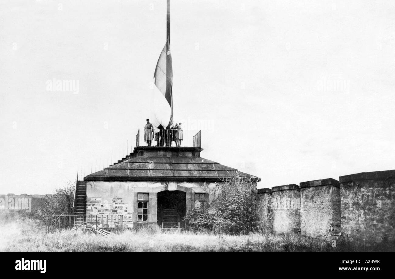 On the last day of November 1929, all the soldiers of the occupation armies left the 2nd occupation zone of the Rhineland. Here the French tricolor is lowered at the Ehrenbreitstein Fortress. Stock Photo