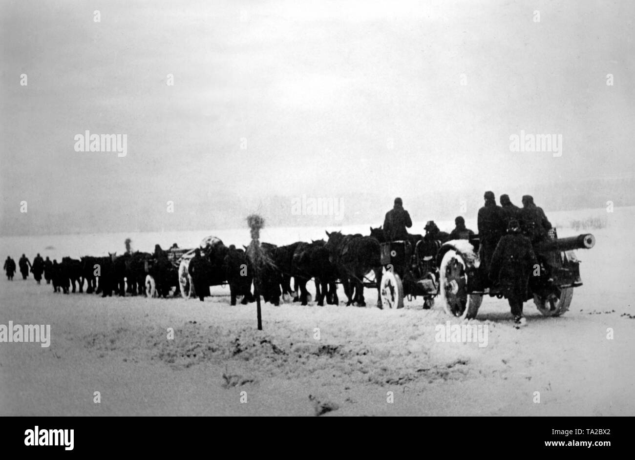 A battery of the Wehrmacht pulls back with horse carts to the west. After the failed attack on Moscow, the Wehrmacht has to give up its positions in front of the Russian capital. (PK photo: war correspondent Menzendorf). Stock Photo