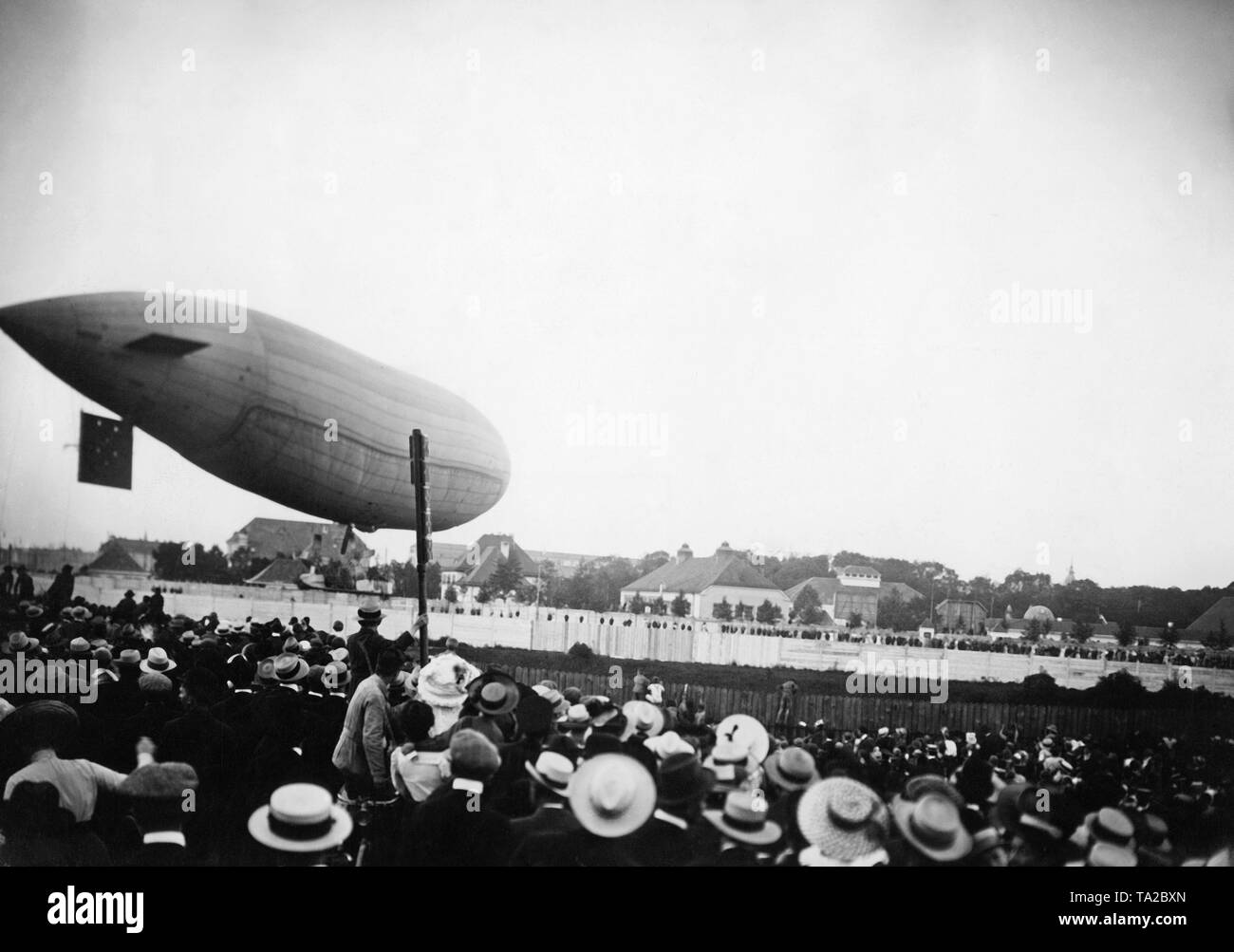 The Parseval III has landed on the Oberwiesenfeld airfield while being watched by a large crowd. The non-rigid airship is for the first time in Munich. Stock Photo