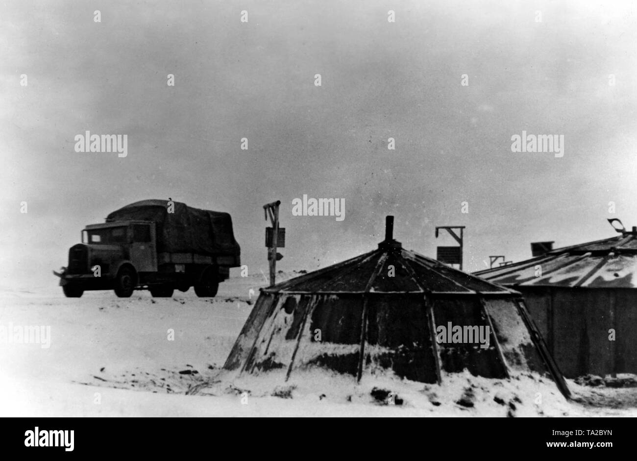 German soldiers built up heat tents to protect themselves against the cold temperature in Northern Norway. Photo of the Propaganda Company (PK): war correspondent Kessler. Stock Photo