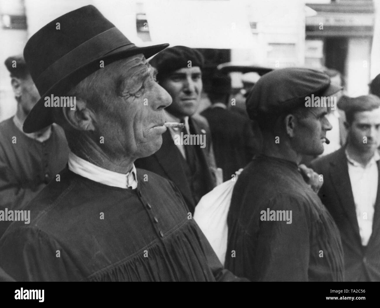 View of a crowd - a farmer listens to a propaganda speech on a street of a Spanish town in May 1931. Stock Photo