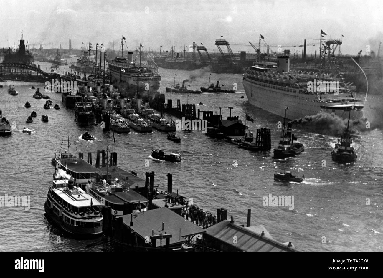 The soldiers of the Condor Legion return to Germany from the Spanish Civil War on the ships of the Nazi organization 'Kraft durch Freude' ('strength through Joy'), including the 'Robert Ley' and 'Der Deutsche'. On the left the Ueberseebruecke in the Port of Hamburg. Stock Photo