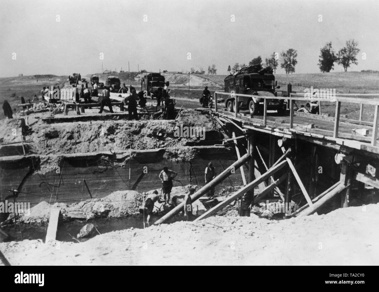 Workers of the Todt Organization are building a wooden bridge on the Eastern Front in the Soviet Union. War reporter: Buettner. Stock Photo