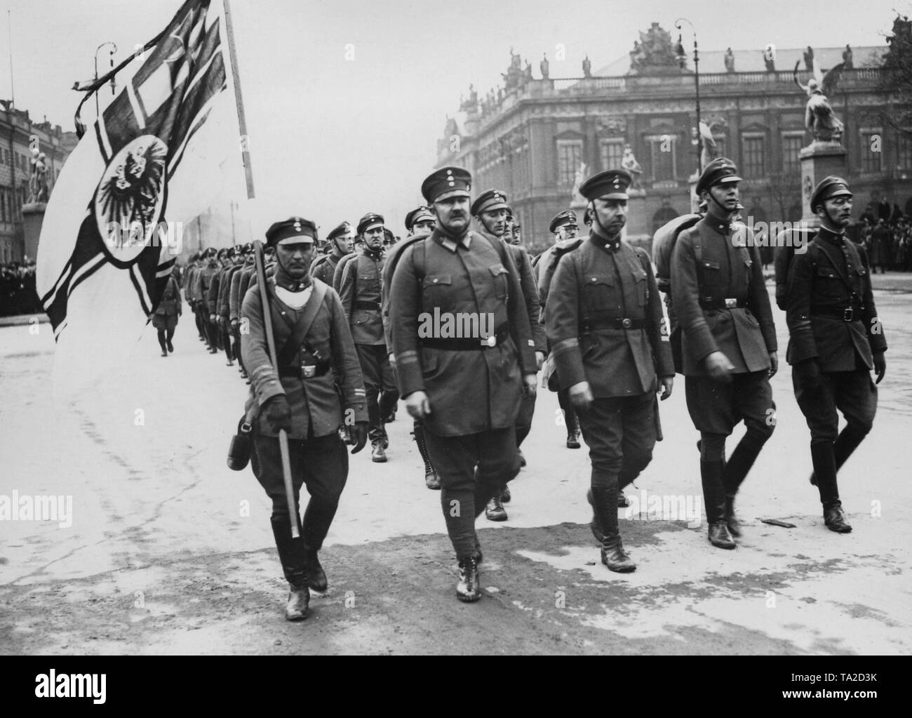 25,000 men of the "Stahlhelm, Bund der Frontsoldaten" are marching to  Schlossplatz from the Siegessaeule (Victory