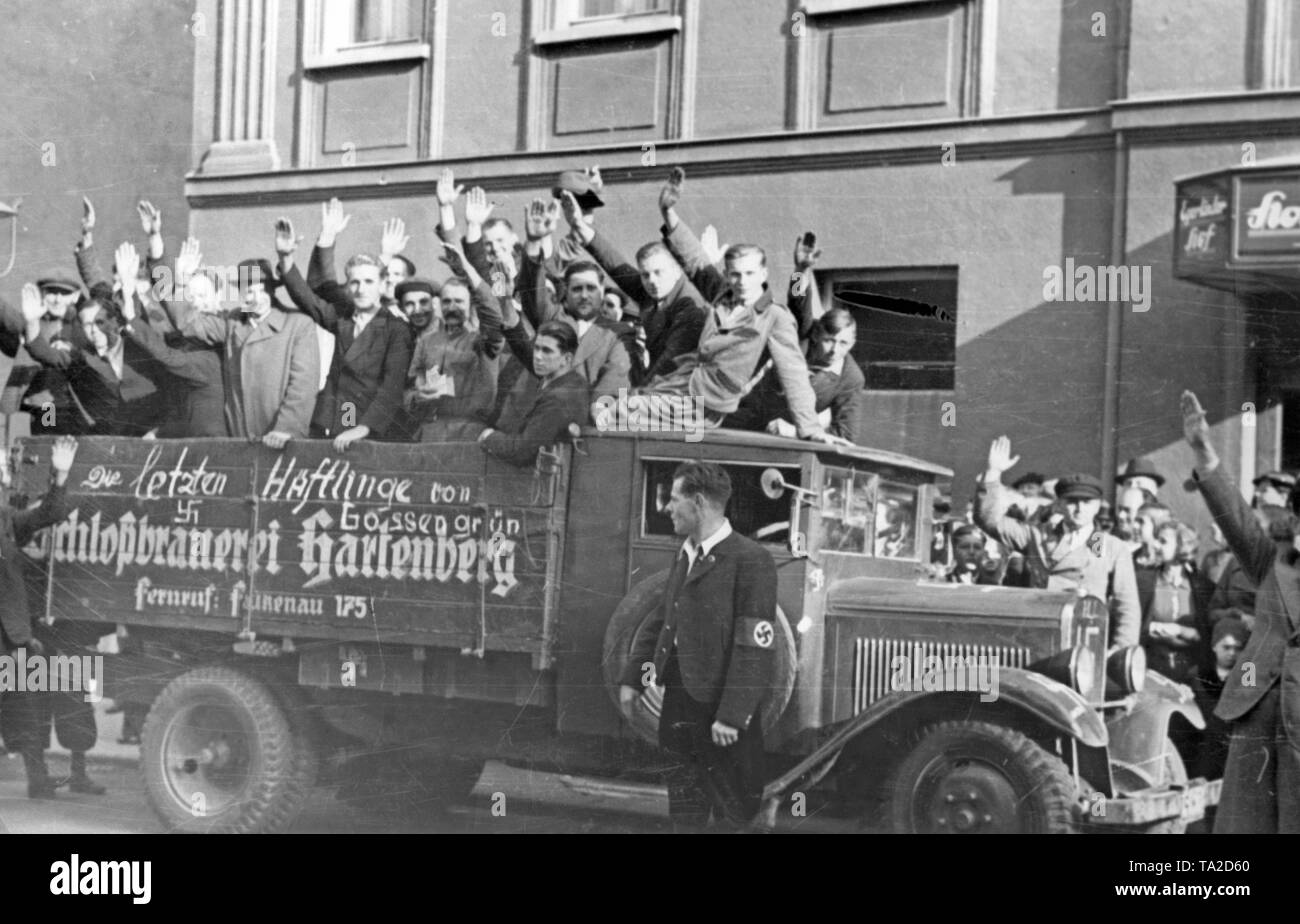 Several men on a truck. On the side of the truck: "The last prisoners from  Krajkova". They show the Hitler salute Stock Photo - Alamy