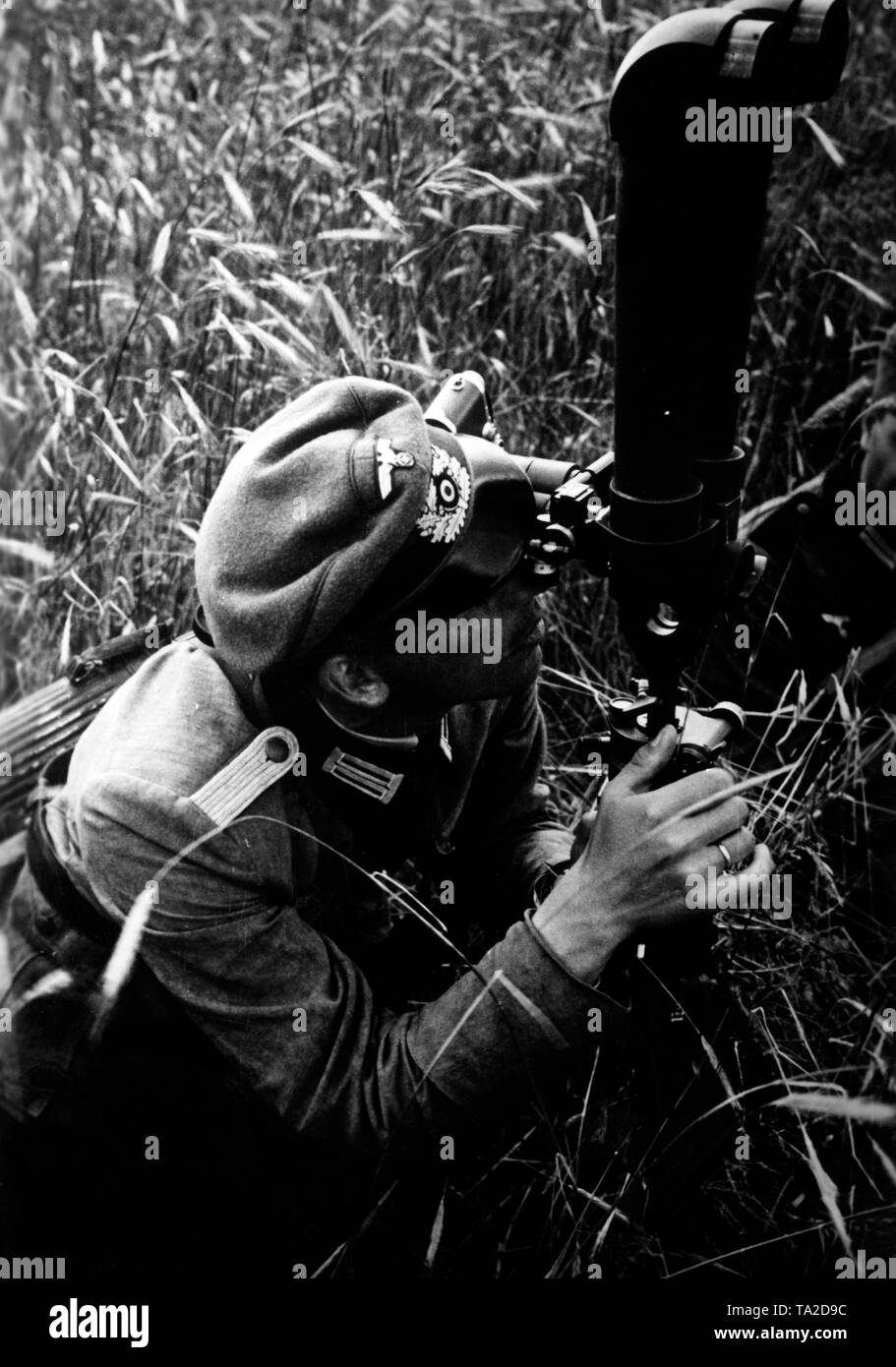 A German lieutenant sets up his scissors telescope to take pictures during a reconnaissance mission at Starinki. The pictures could be analyzed later in detail. Photo: War correspondent Kroll Stock Photo