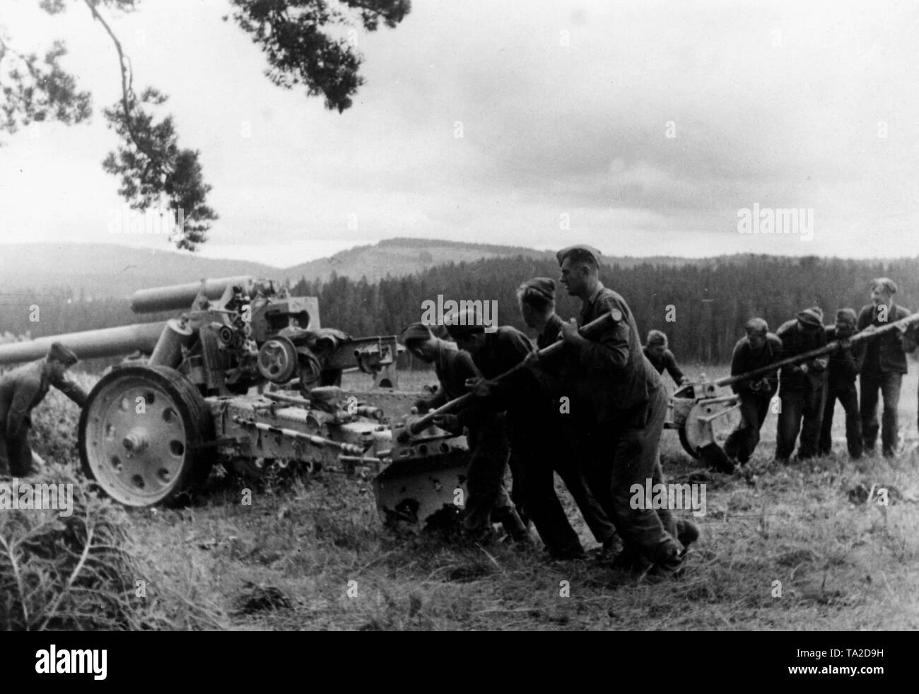 Soldiers of a battery of the Waffen-SS set up a 15cm heavy Feldhaubitze 18. The artillerymen are involved in fighting against partisans in Bosnia. Photo: Reichard Stock Photo