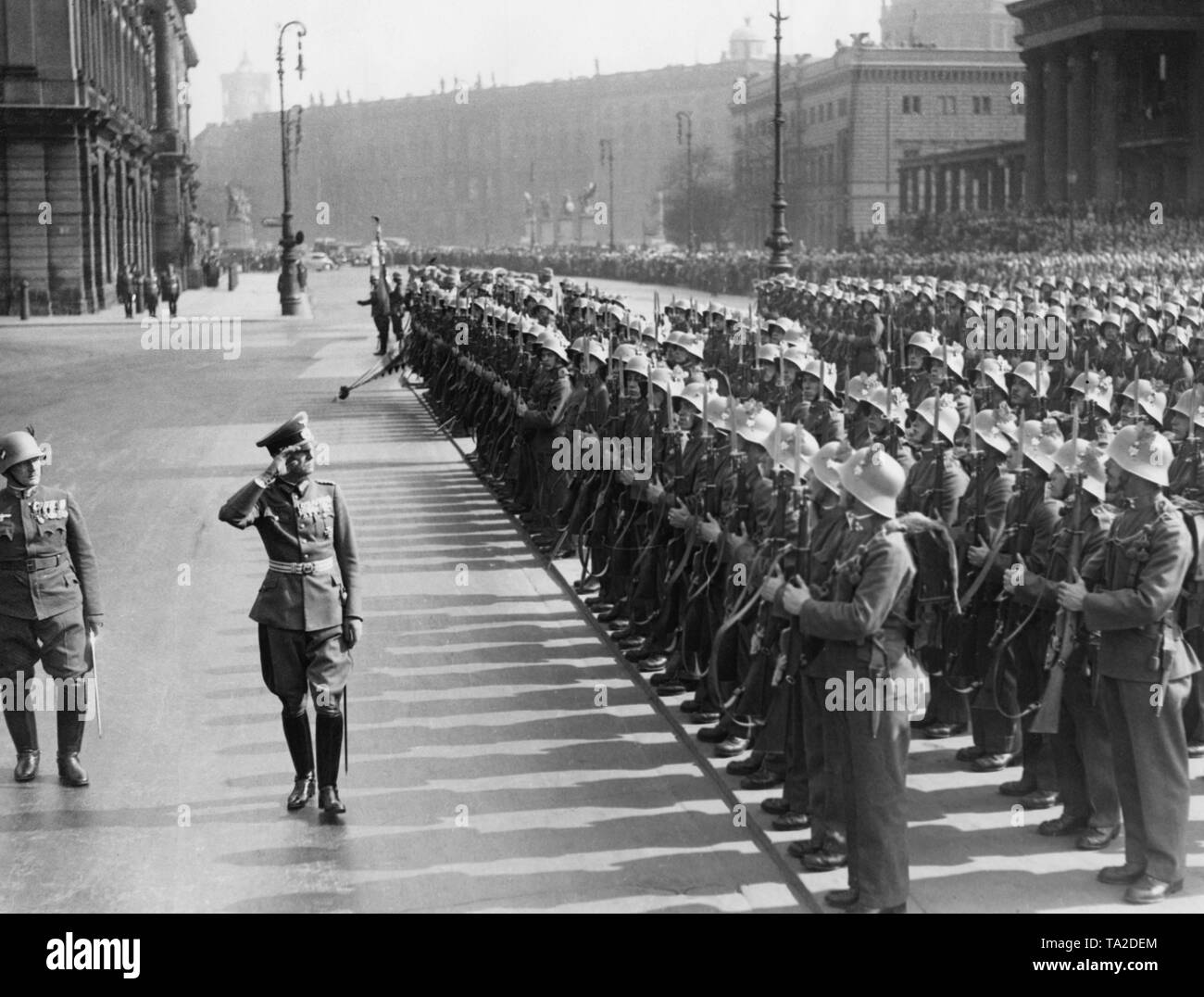 Major General Seiffert and the Austrian Lieutenant-Colonel Ergert take the salute of the Vienna Battalion. In the course of Austria's annexation to the German Reich, Austrian soldiers visit Berlin. Stock Photo