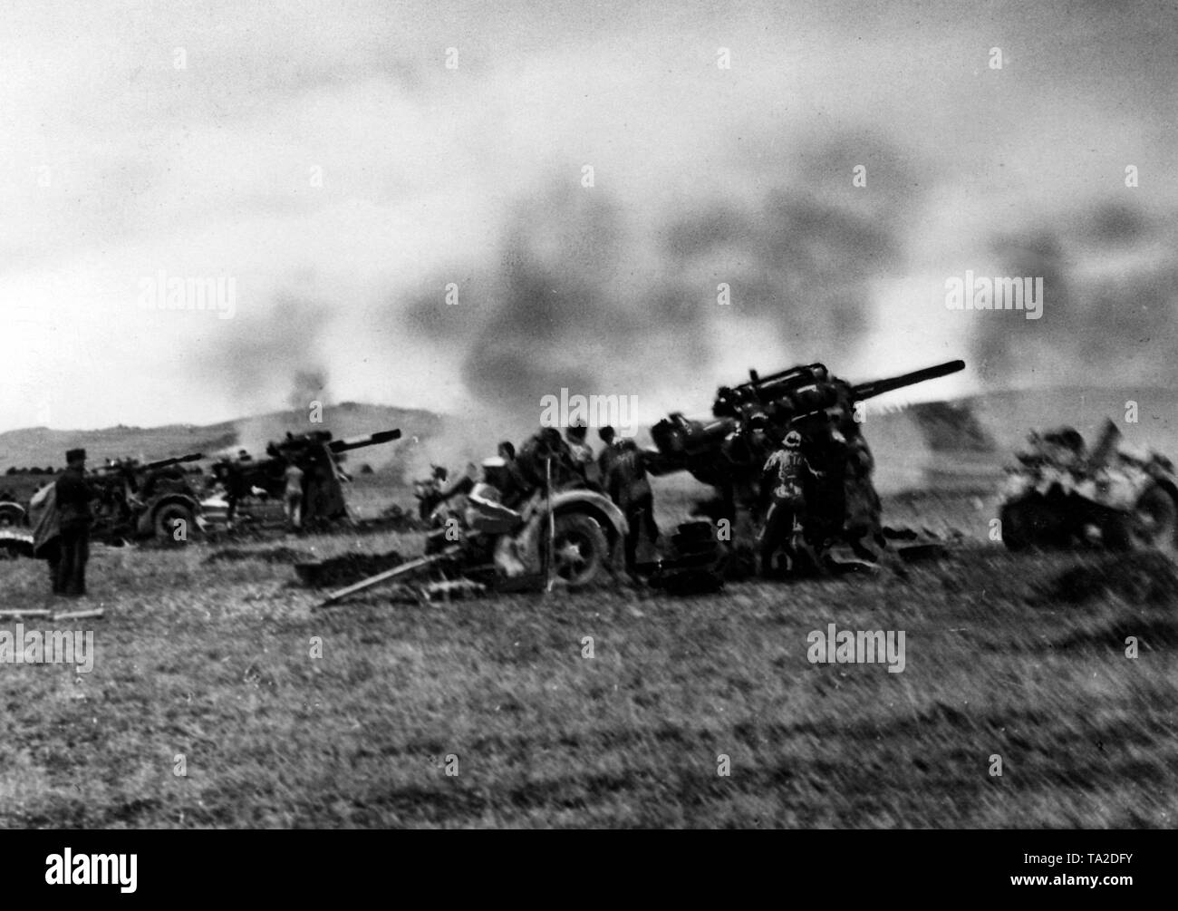 German 8.8 cm FlaK 36 on a field in the Eastern Carpathians (probably in the trijunction region Slovakia / Poland / Ukraine). The Wehrmacht used the cannons, which were originally intended for air defense, to defend themselves against an enemy attack. Photo of the Propaganda Company (PK): war correspondent Heuberger. Stock Photo