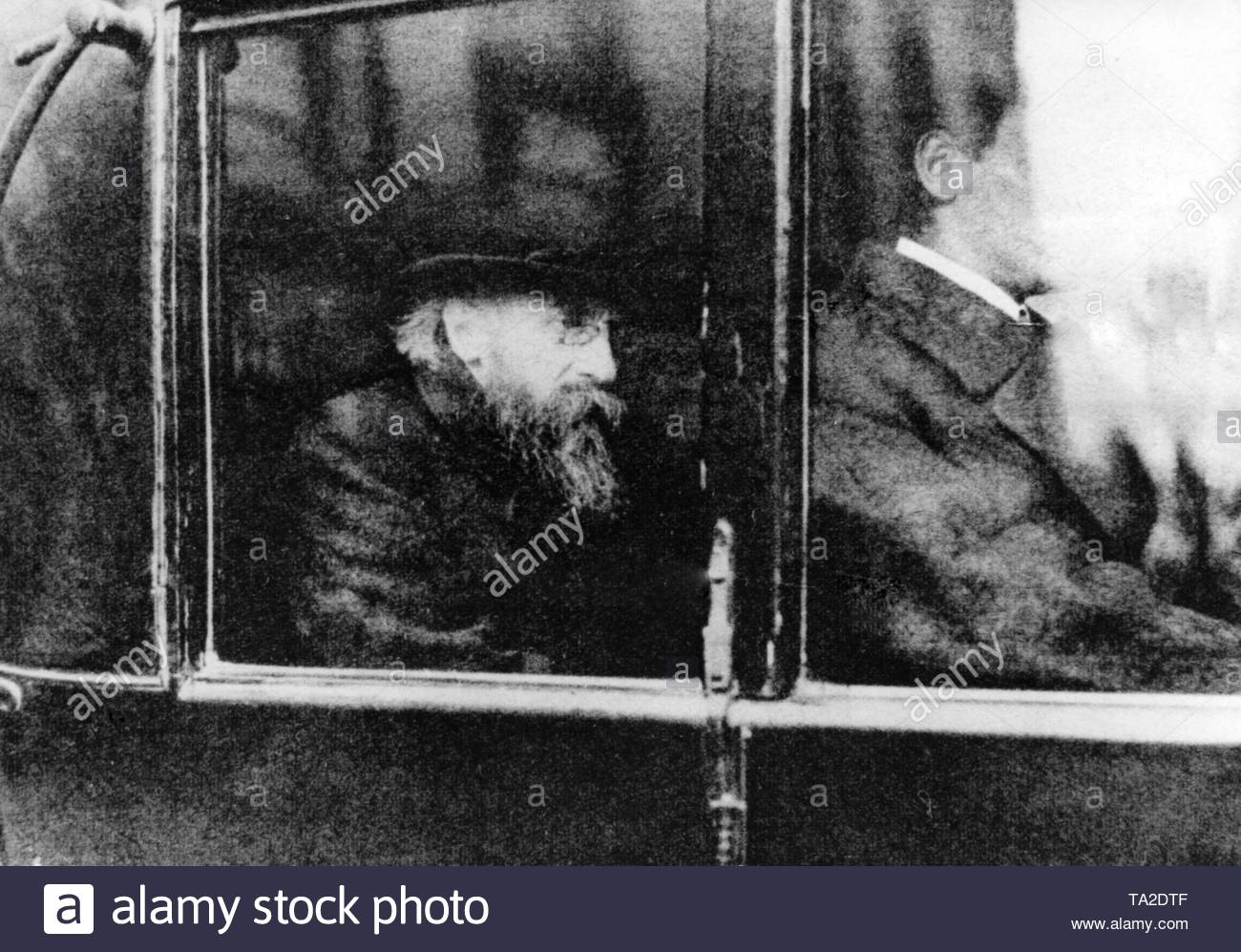 https www alamy com this shot shows kurt eisner the bavarian prime minister in the back of his car on 21021919 eisner was assassinated by the student anton graf von arco auf valley from the environment of the thule society eisner was the leader of the november revolution in munich and proclaimed the bavarian republic a free state the versammlung der arbeiter und soldatenraete assembly of workers and soldiers council elected him as bavarian prime minister image247146495 html