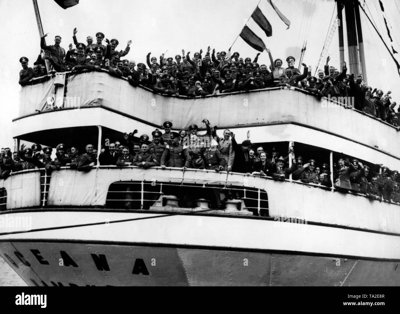 The cruise ship 'Oceana' of the Nazi organization 'Kraft durch Freude' leaves the port of Hamburg for a trip to Norway. Aboard, soldiers of the 9th Army Corps and other workers and employees of the barracks of the 9th Army Corps. Stock Photo