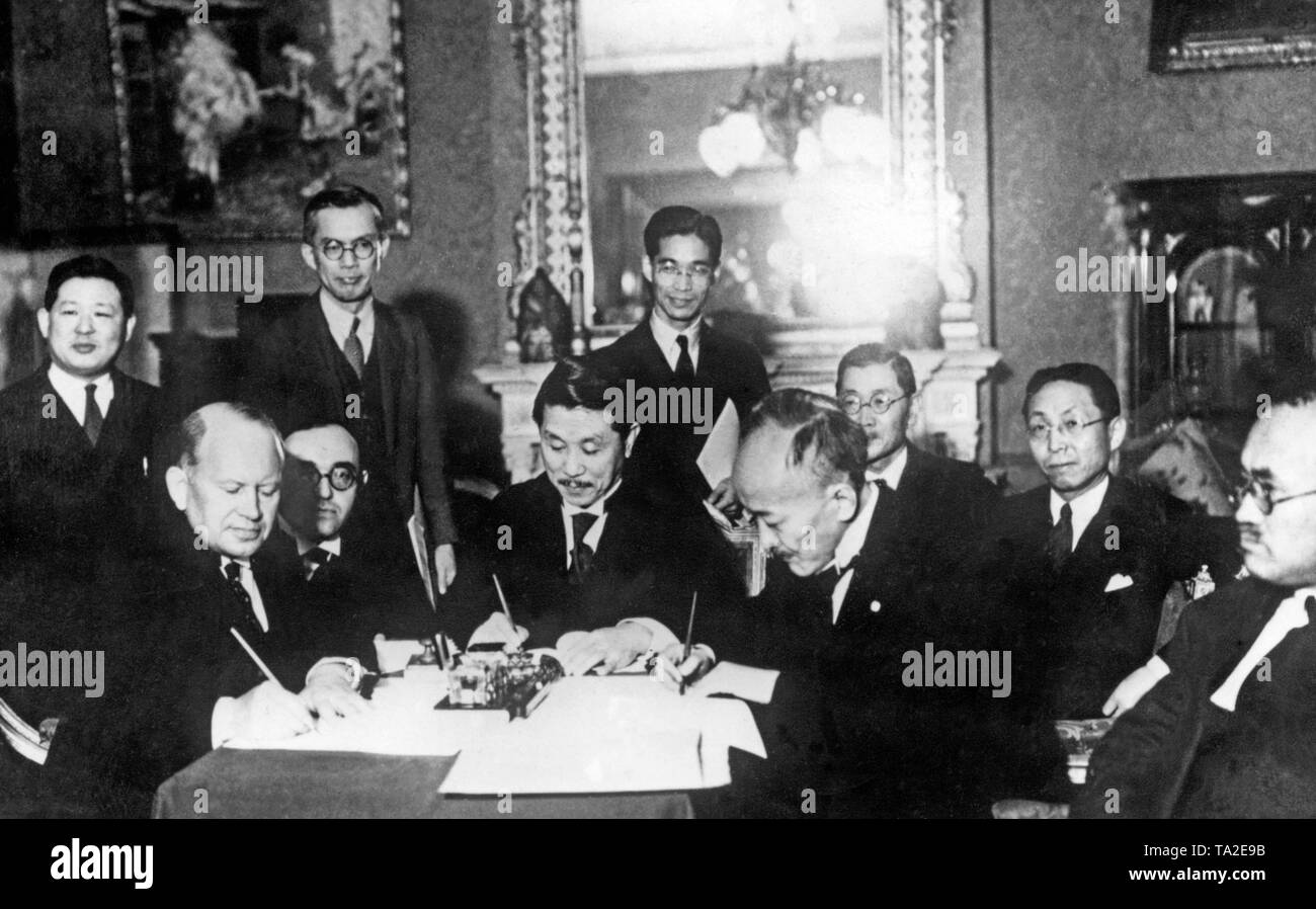 Signing of a contract between Japan, the Soviet Union and Manchukuo in Tokyo. (Undated photo, c. 1930s) Stock Photo