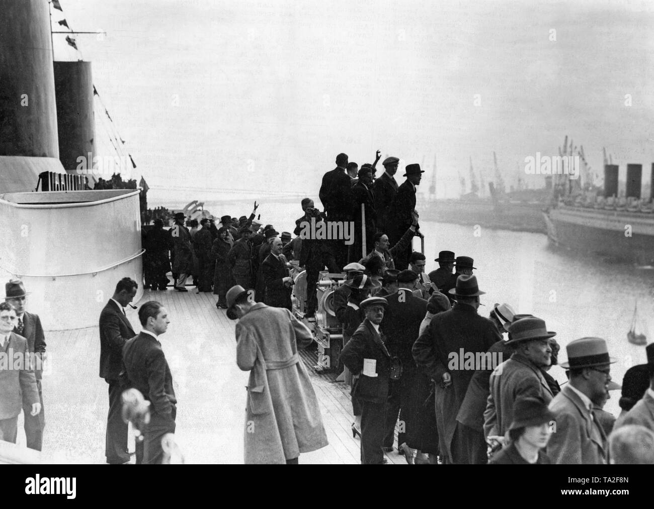 Passengers of the 'Normandie' waving at the 'Ile de France' at an encounter of the two big French ocean liners. Stock Photo