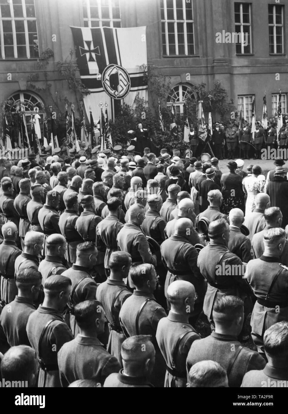 On the occasion of the 10-year traditional celebration of the Ortsgruppe (local group) Pankow-Niederschoenhausen of the Stahlhelm, a camp service takes place in front of Schoenhausen Palace in Berlin. Here, during the memorial. Stock Photo