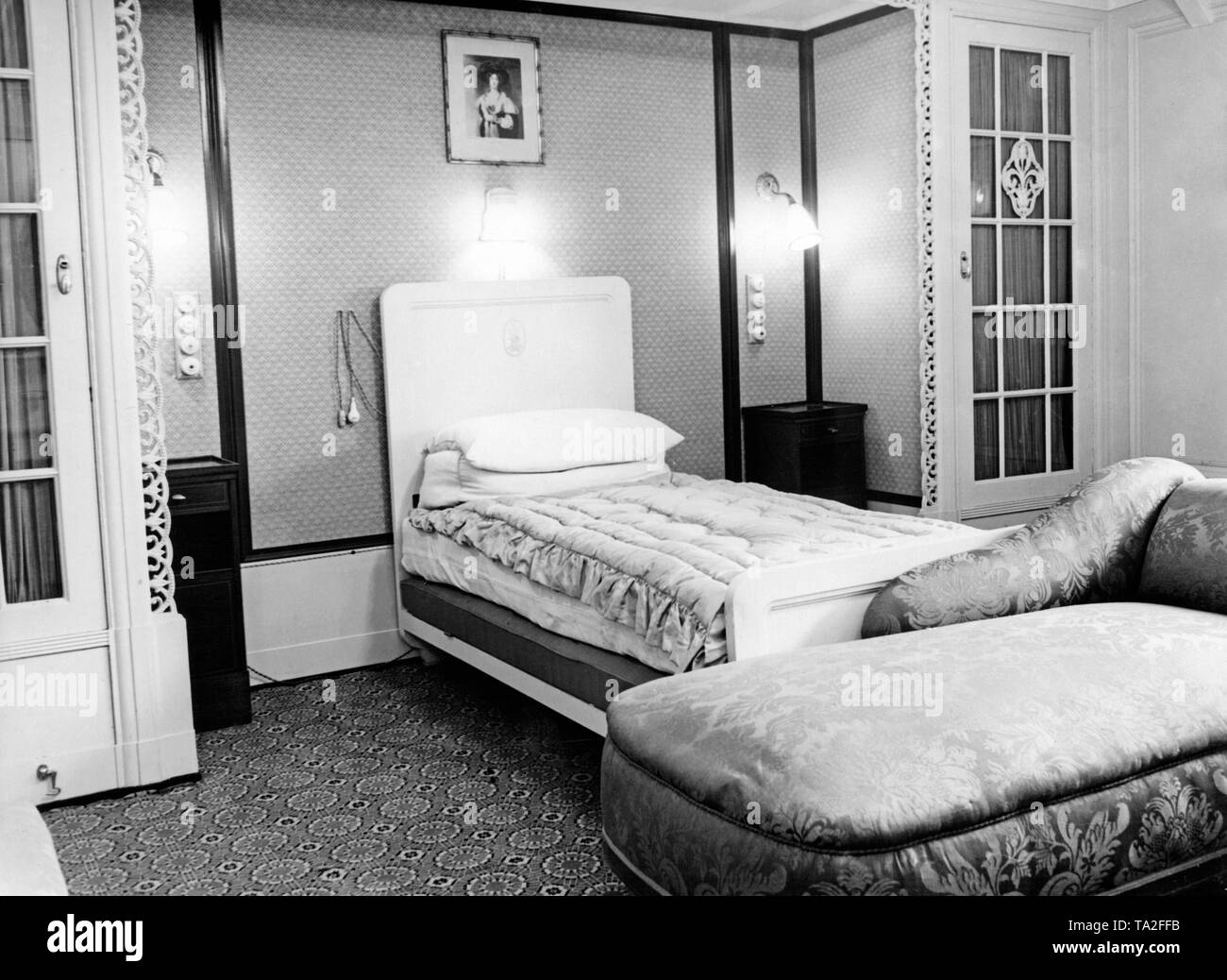 The bedroom aboard the RMS 'Empress of Australia', which was occupied by Queen Elizabeth during the passage to Kanasa in 1939. Stock Photo