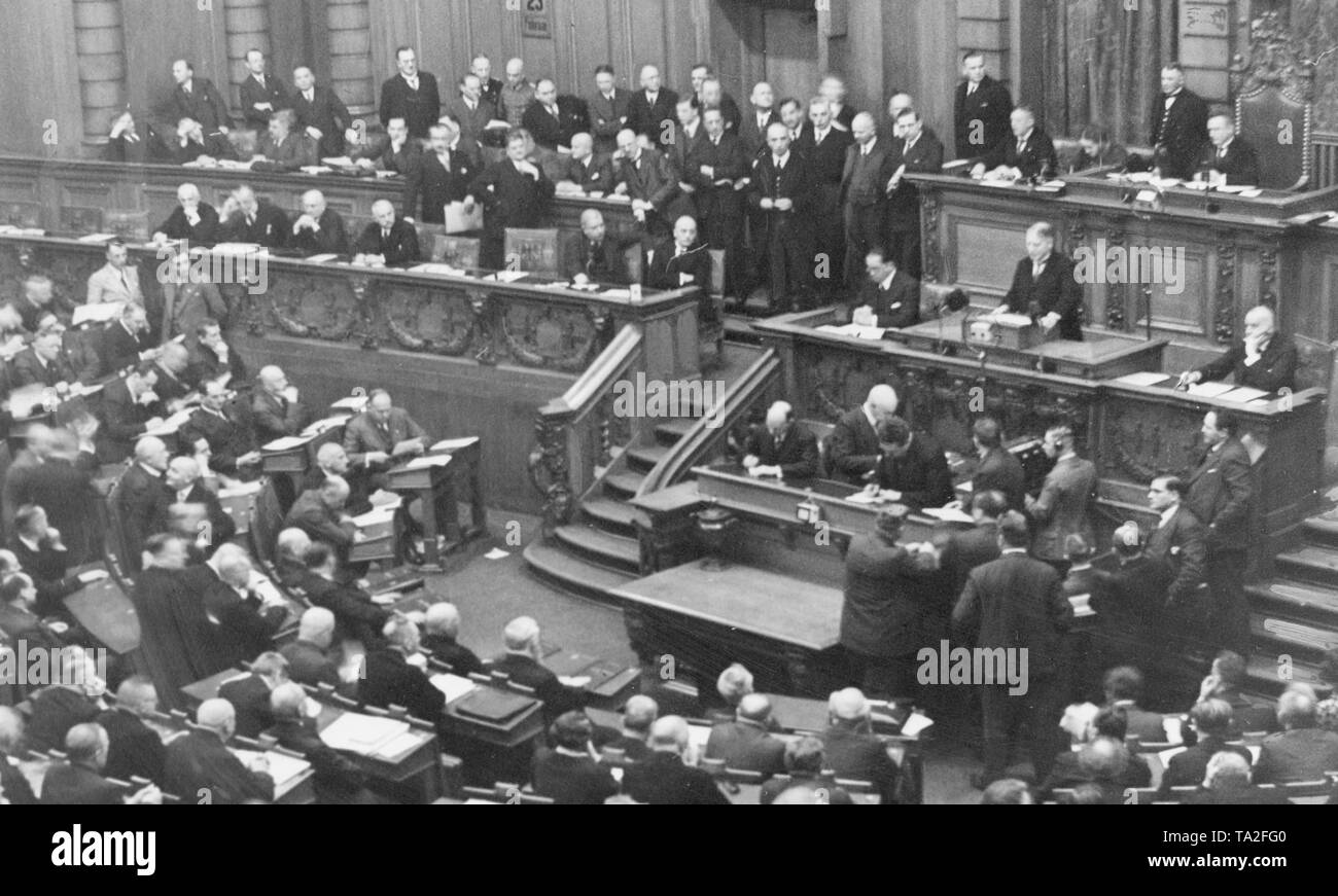 Minister of the Interior, Wilhelm Groener (standing at the lectern), gives a speech on the date of the Reich presidential election  . Stock Photo