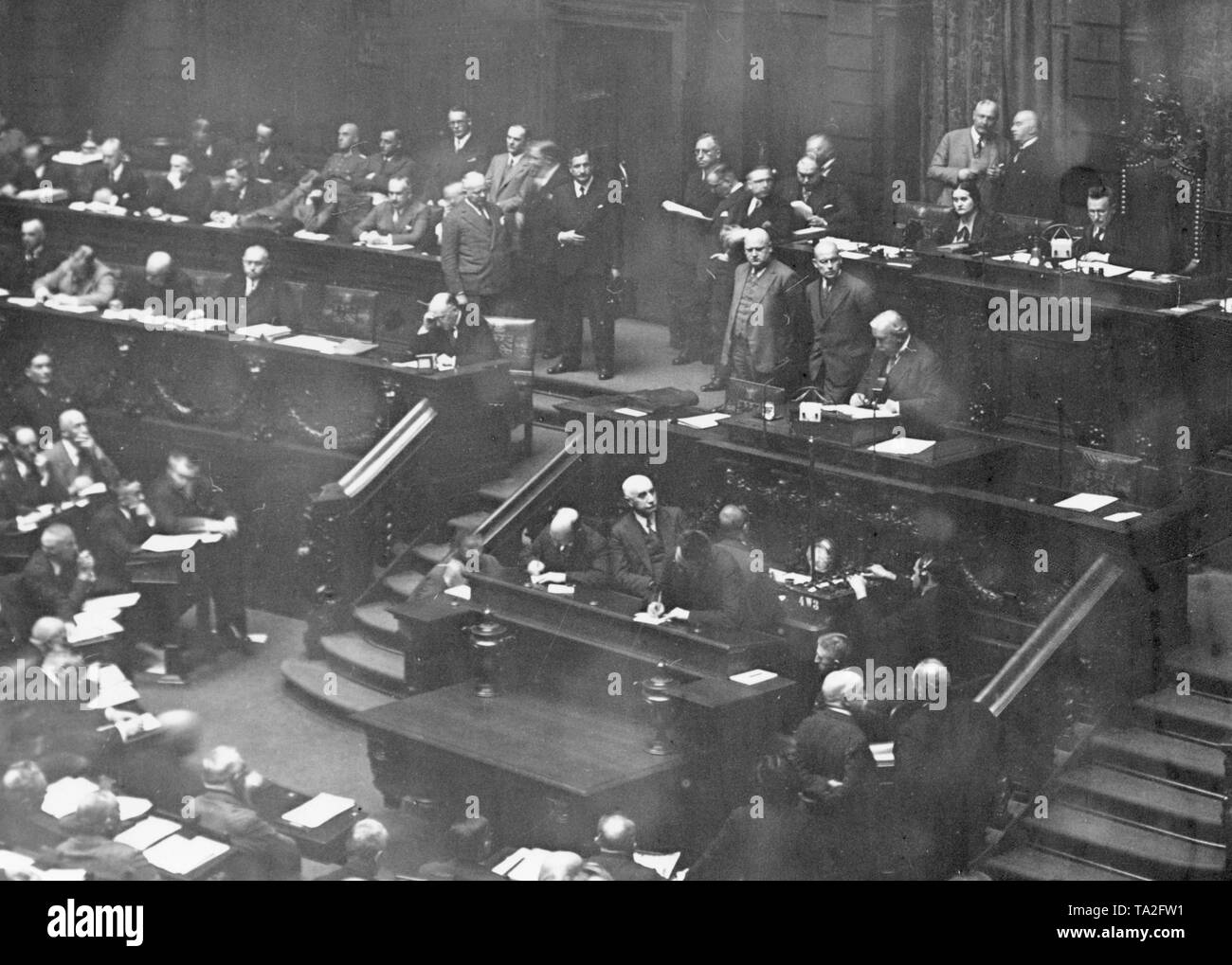 Finance Minister Hermann Dietrich (sitting at the lectern) from the DDP holds the budget speech before the Reichstag. Stock Photo