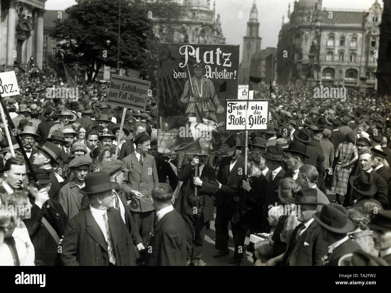 May Day of the Berlin KPD. The protesters hold up banners, on which stands 'Place for the worker!', 'Enter the Rote Hilfe (Red Aid).' Stock Photo