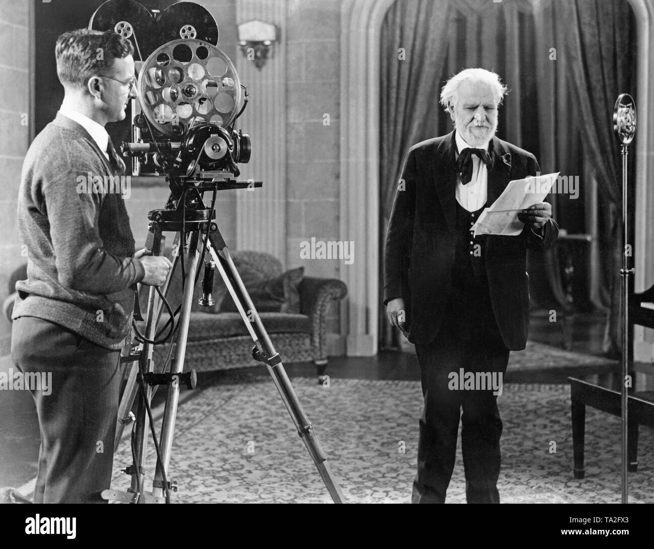 The poet Edwin Markham is filmed in the Dr. Forest Studios reciting his poems 'Man with the Hoe' and 'Lincoln'. These poems were later inserted into a documentary shown by the Smithsonian Institute. Present were Dr. Lee and Dr. Forest, Chauncey Deprew, Dr. Chas W. Elliot, Elihu Root, President Coolidge and later Senator Robert La Follette. Stock Photo