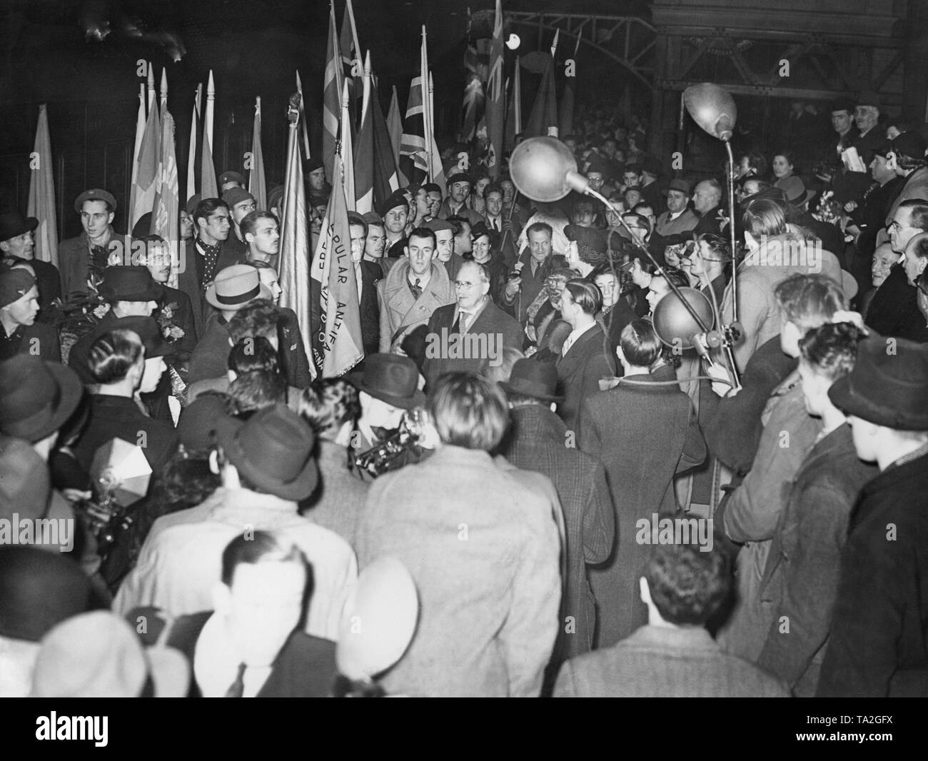 Photo of voluntary Republican Spanish fighters on their return from the Spanish Civil War at Victoria Station in London on December 7, 1938. The 400 fighters of the International Brigades were received at the station by a crowd and Socialist officials. Stock Photo