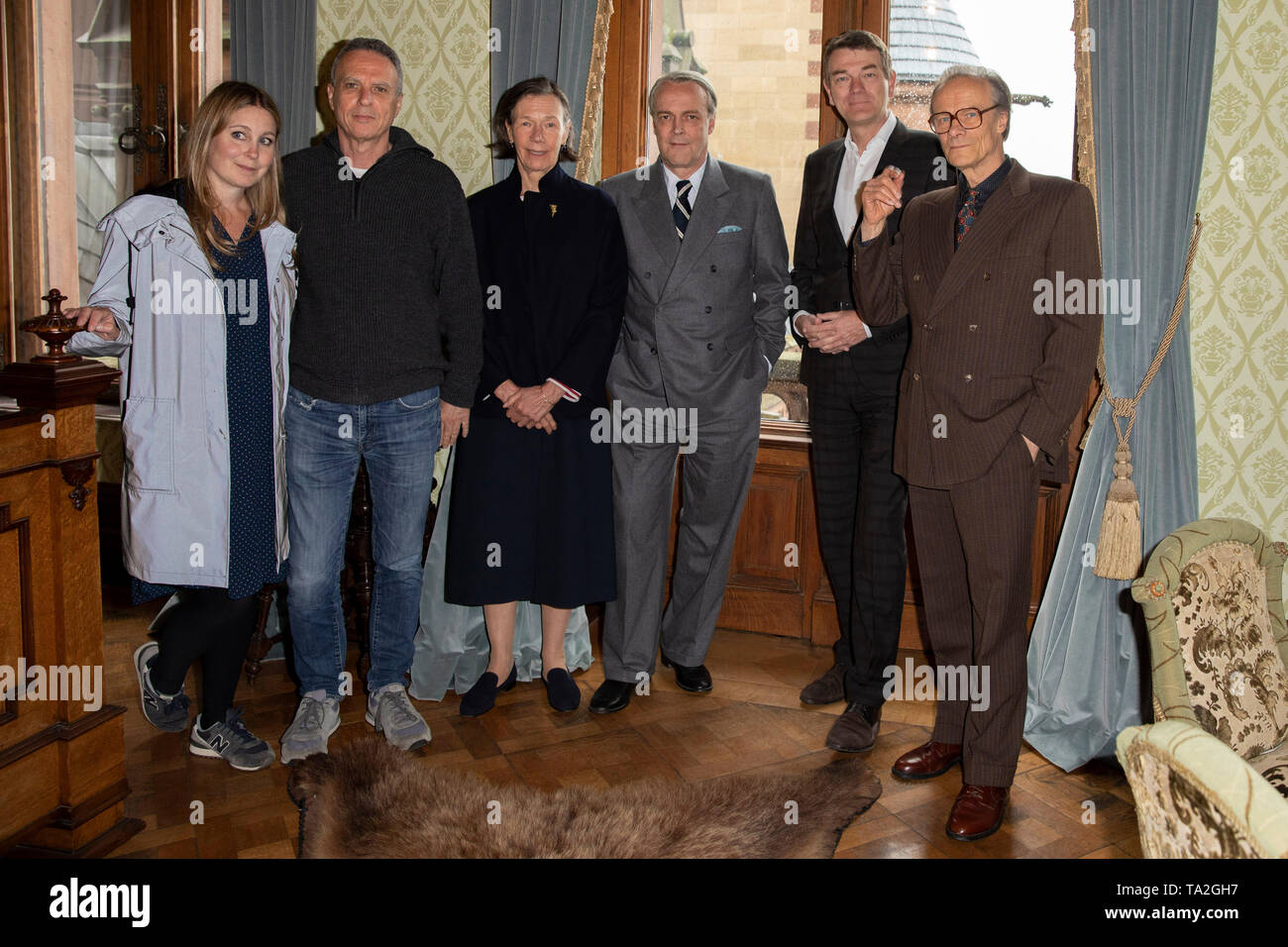 Nina Klamroth, Dror Zahavi, Katharina M. Trebitsch, Sven-Eric Bechtolf, Jörg Schönenborn, Edgar Selge beim WDR-Fototermin am Set von „BERTHOLD BEITZ – Stock Photo