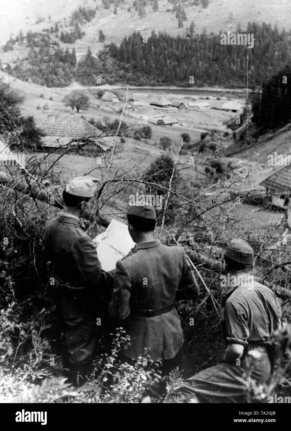 Hungarian officers plan to build the next positions and trenches in the hilly landscape of the Carpathians. Photo of the Propaganda Company (PK): war correspondent Fritsch. Stock Photo