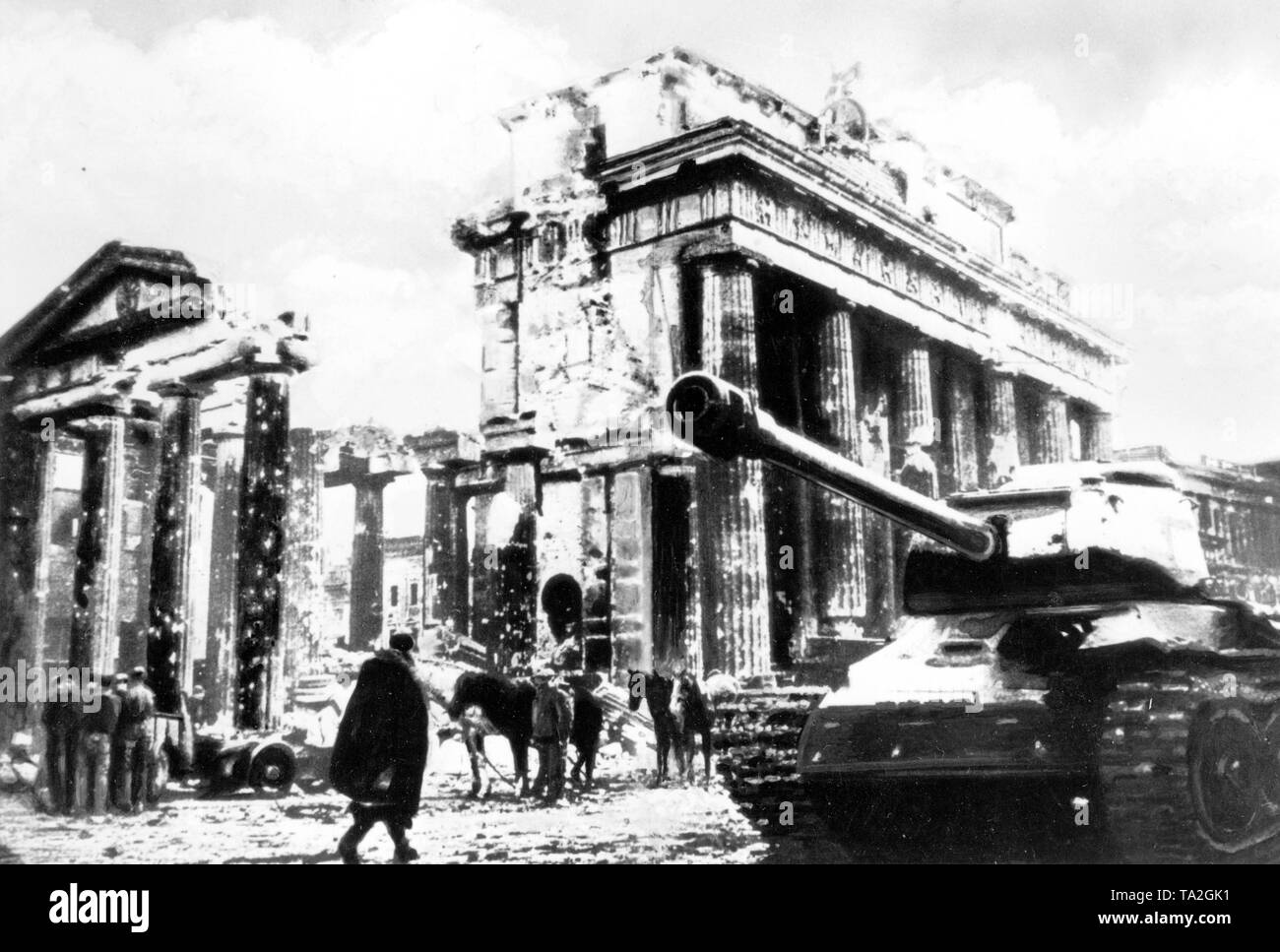 Soviet tank in front of the Brandenburg Gate (German: Brandenburger Tor) at the end of the Second World War in Berlin, Germany, 1945 Stock Photo