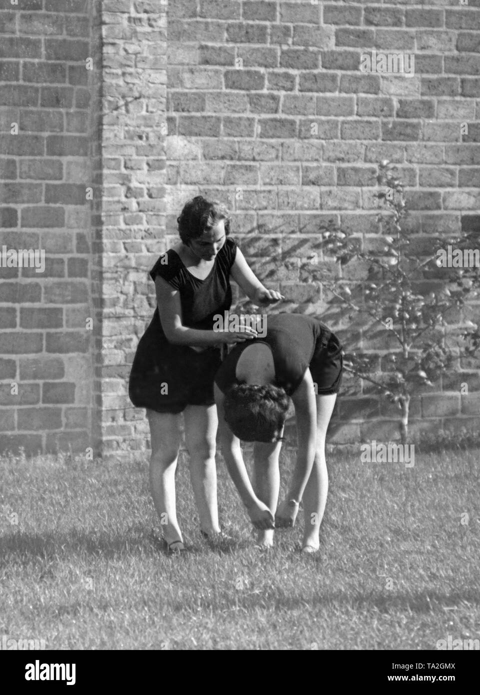 Women doing gymnastics in the 1930s or 1940s (undated shot). Photo: Wanda von Debschitz-Kunowski. Stock Photo