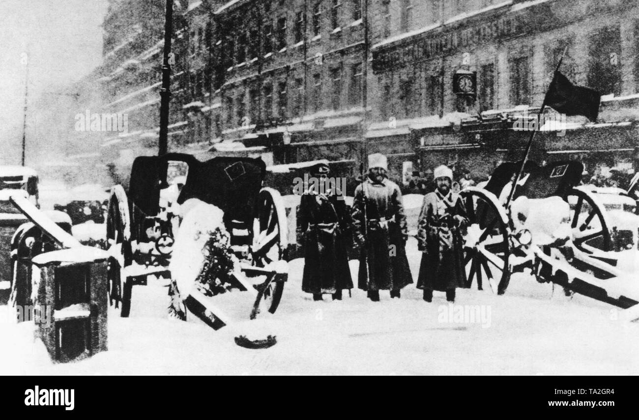 Bolsheviks with field guns after the successful October Revolution in ...
