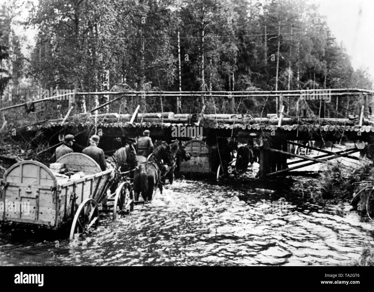 A German column of horse-drawn vehicles drives under a bridge on the Eastern Front. Due to the Operation Bagration of the Red Army, it comes to the collapse of the Army Group Centre in the summer of 1944. Photo of the Propaganda Company (PK): War correspondent Baier. Stock Photo