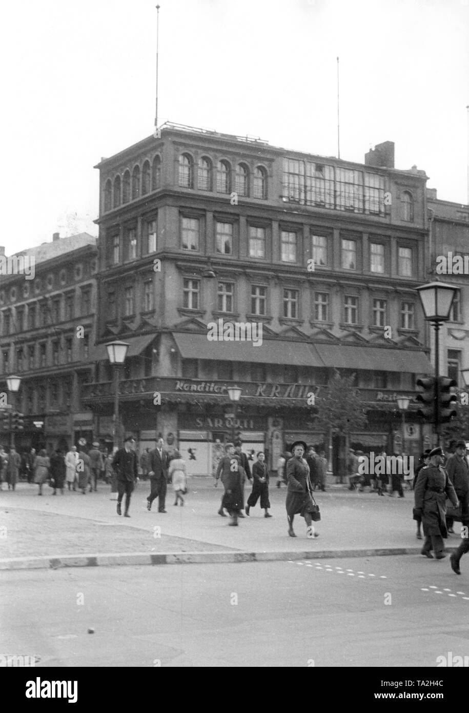 View of the Kranzler pastry shop on the corner Friedrichstrasse / Unter den Linden. On the facade is an advertising for Sarotti. Stock Photo