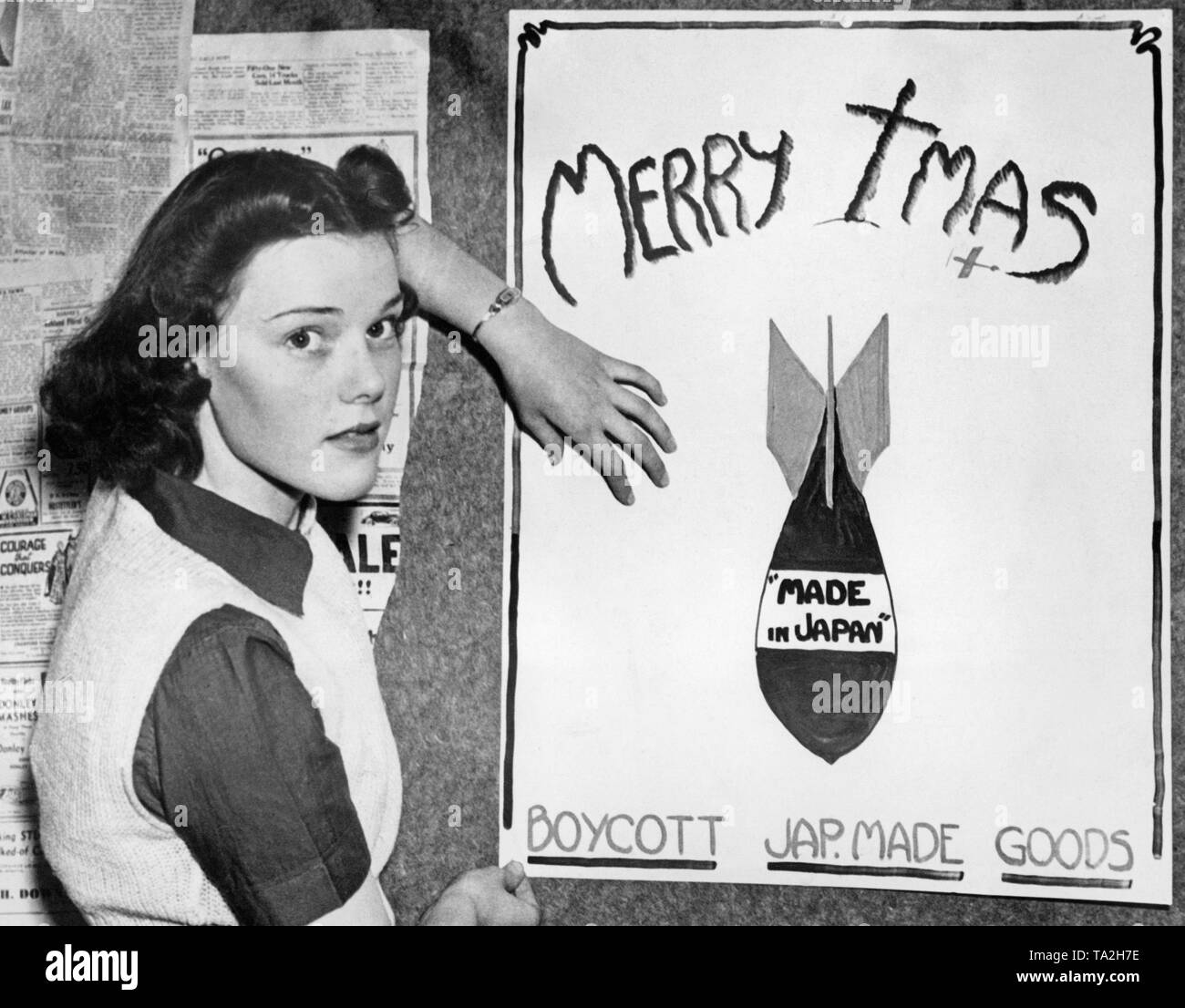 An American student hangs a poster at the Youngstown University in Ohio, which calls for a boycott of Japanese goods after the outbreak of the Second Japanese-Chinese War. On the poster: 'Merry Xmas, Boycott Jap. Made Goods '. In the middle is a bomb with the text 'Made in Japan'. Stock Photo