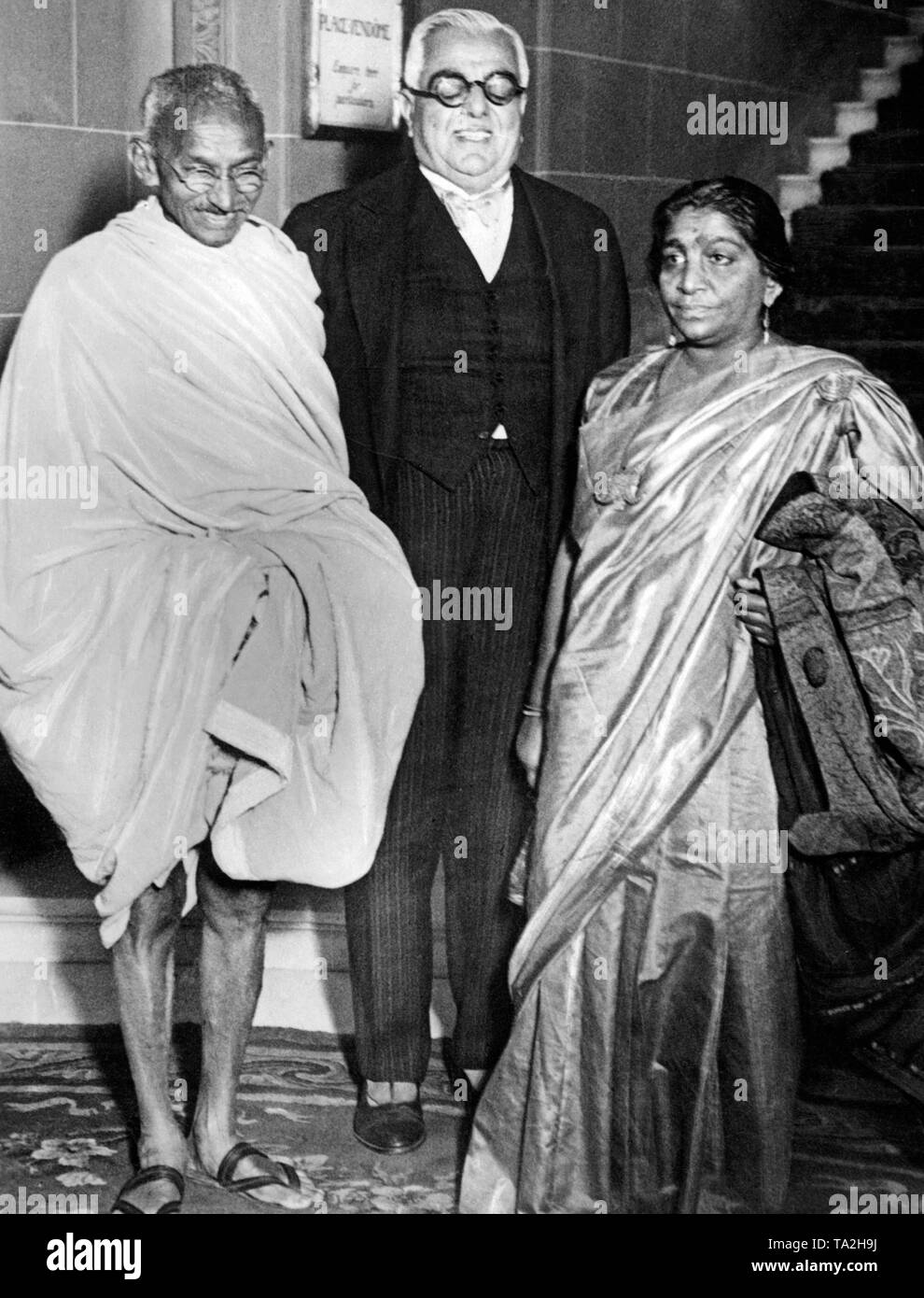 The leader of the Indian nationalist movement Mahatma Gandhi (left) and the leader of the Indian Muslims, Aga Khan, one of the richest princes of India. Right beside, the Indian poetess and politician Sarojini Naidui. The purpose of the meeting is the India Conference in London. Stock Photo