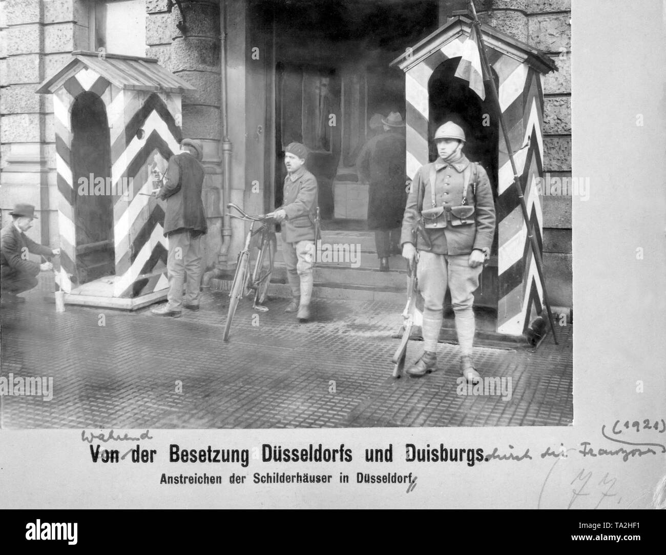 After the German payment of reparations had been delayed, French soldiers occupied Duisburg and Duesseldorf. In order to make their authority visible, guard houses were set up in many places. Two such sentry boxes are being painted here. Stock Photo