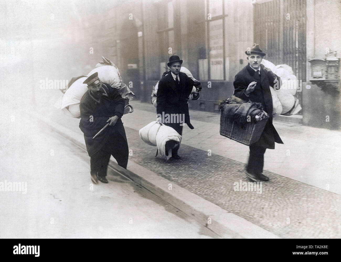 Employees of the 'Mosse publishing house' leave the building at the corner of Jerusalemerstrasse / Schuetzenstrasse in the Berlin newspaper quarter to get into safety from the revolutionaries of the January uprising. During the unrest there were armed conflicts between left-wing revolutionaries and government-loyal Freikorps units. Stock Photo