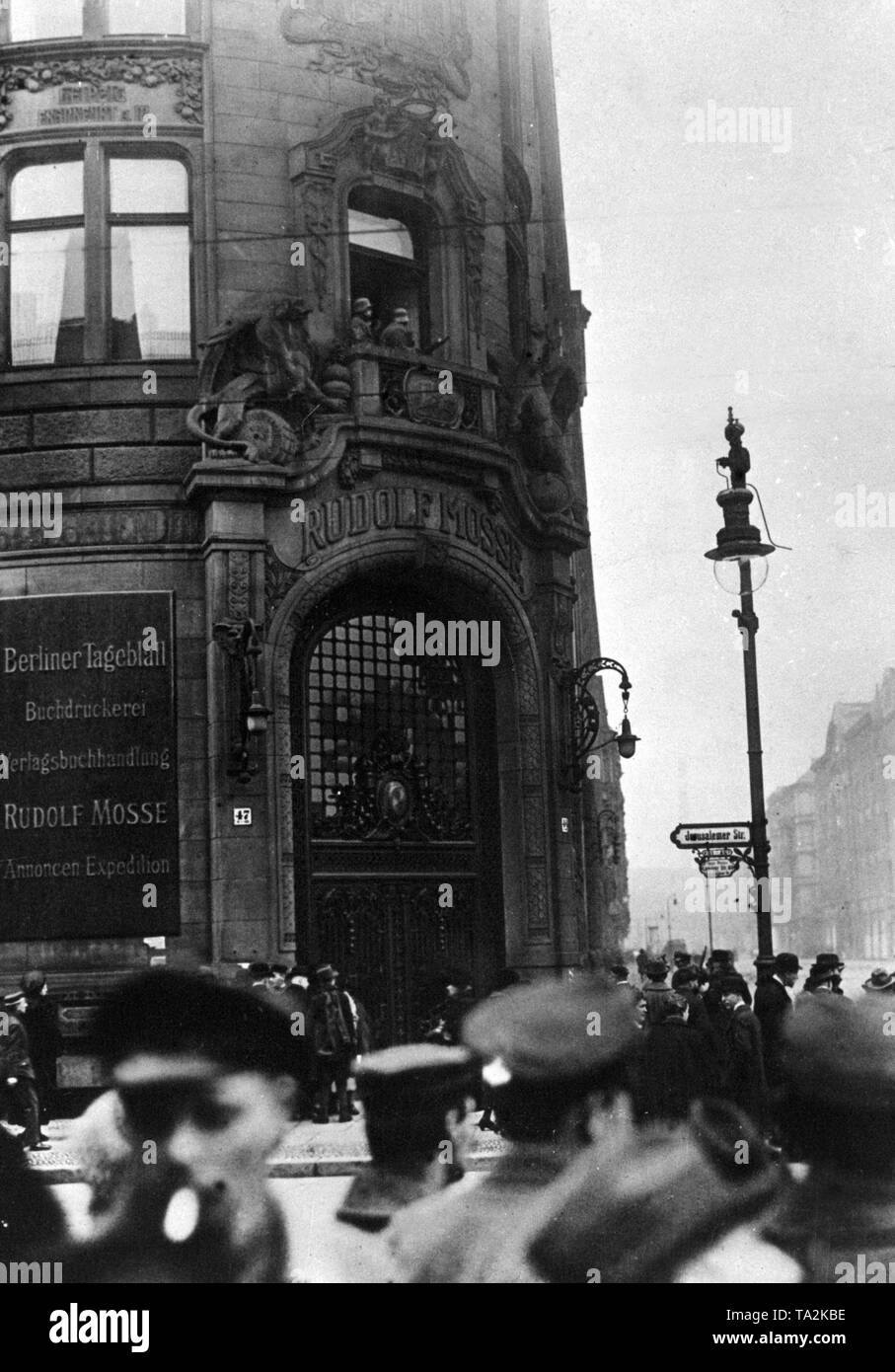 The Mossehaus at the corner of Jerusalemerstrasse / Schuetzenstrasse is guarded by government troops. During the January uprising, there were armed conflicts between left-wing revolutionaries and government-loyal Freikorps units in the Berlin Zeitungsviertel (newspaper quarter). Stock Photo